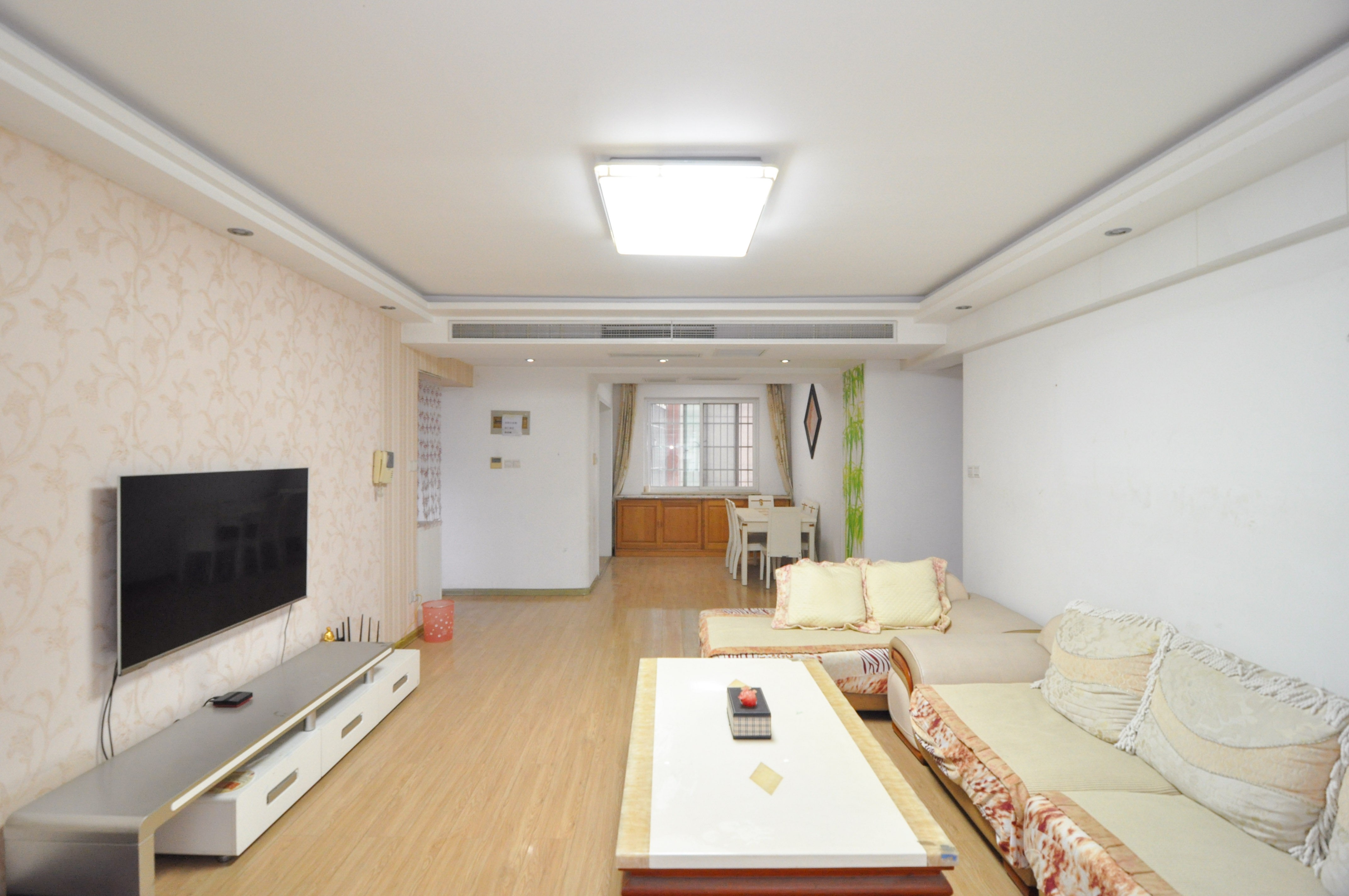 玛依拉山庄  3室2厅2卫   140.00万客厅
