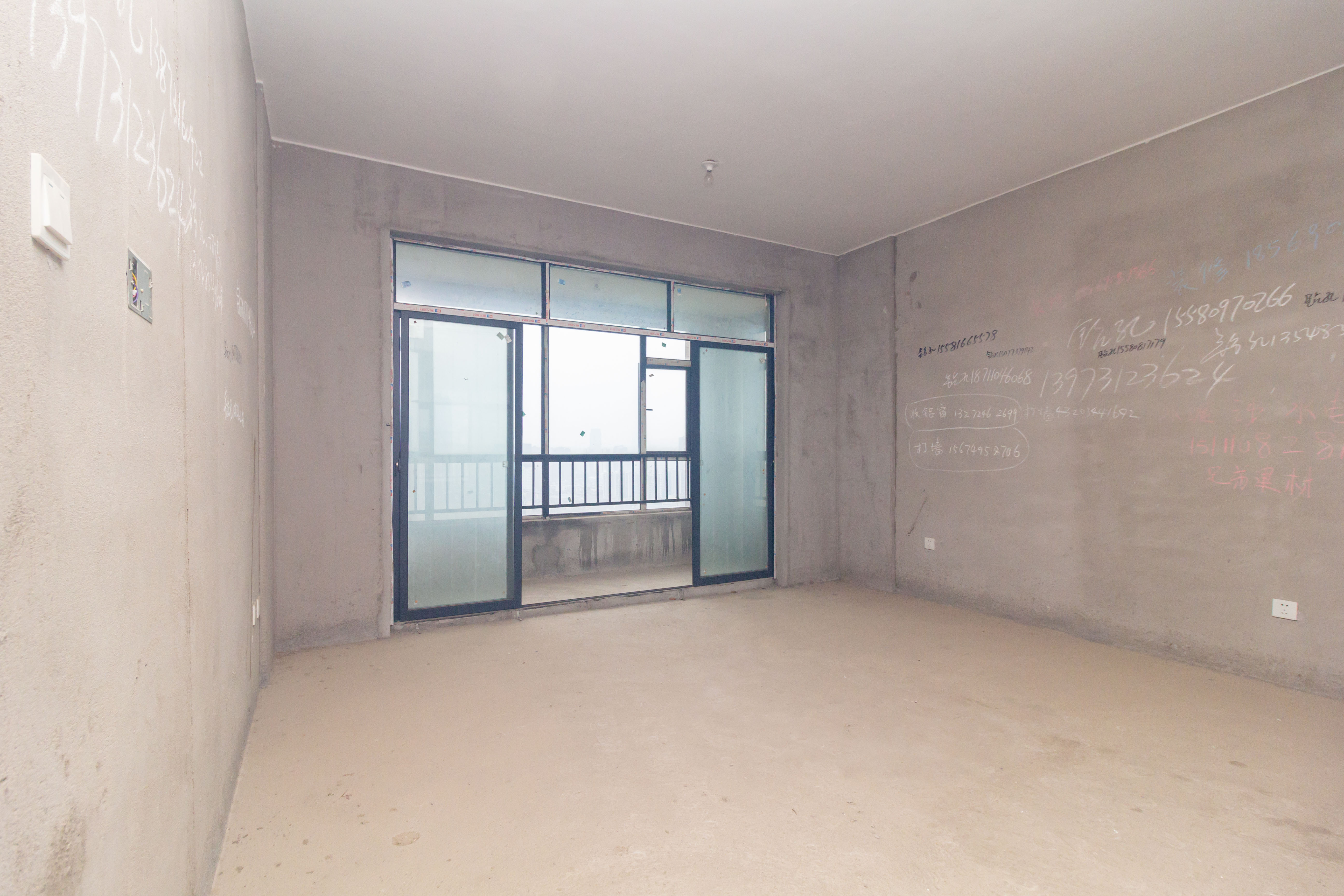 辉煌国际城二期 4室2厅2卫 98.0万 辉煌国际城二期 4室2厅2卫 98.0万客厅