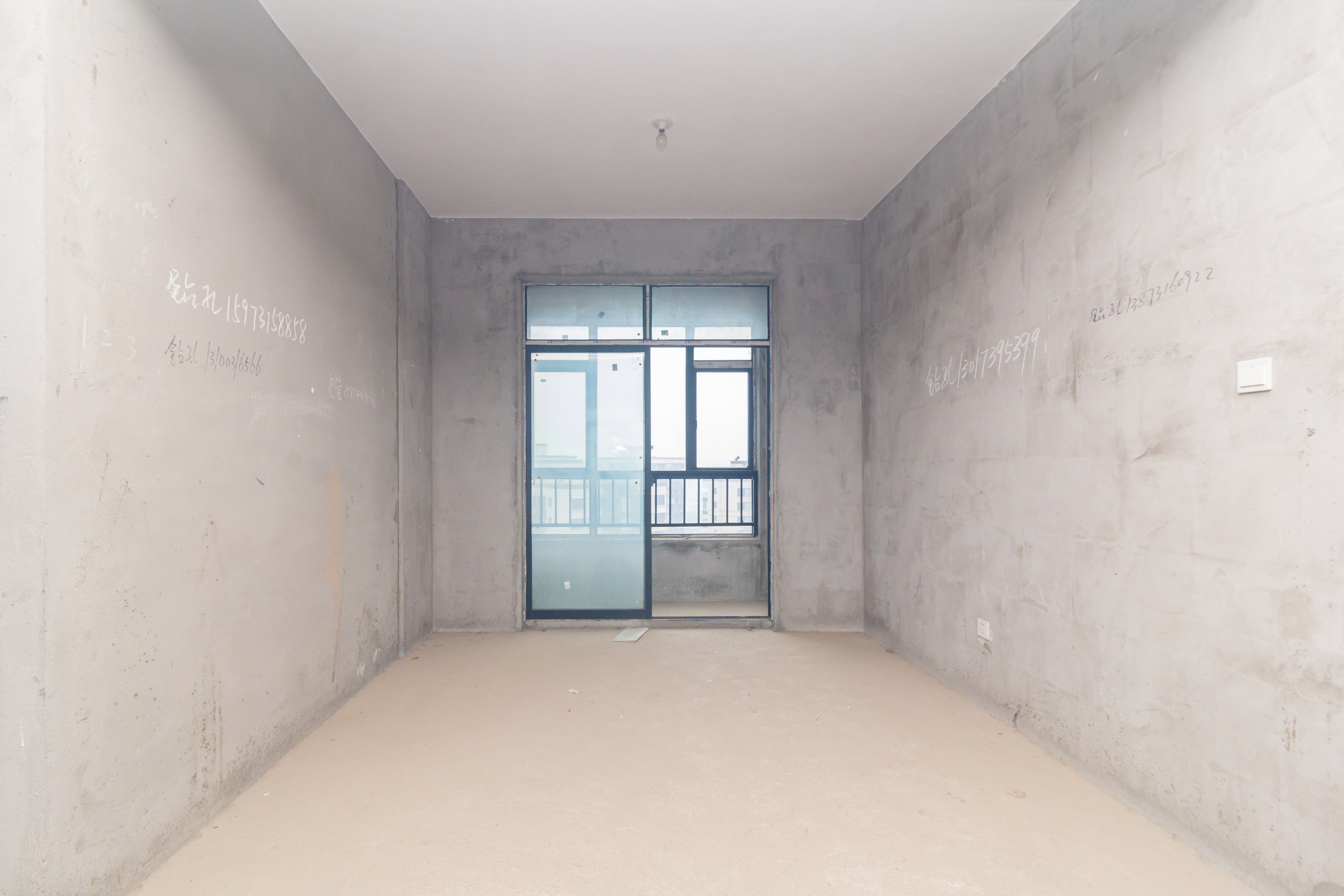 辉煌国际城二期 4室2厅2卫 98.0万 辉煌国际城二期 4室2厅2卫 98.0万客厅