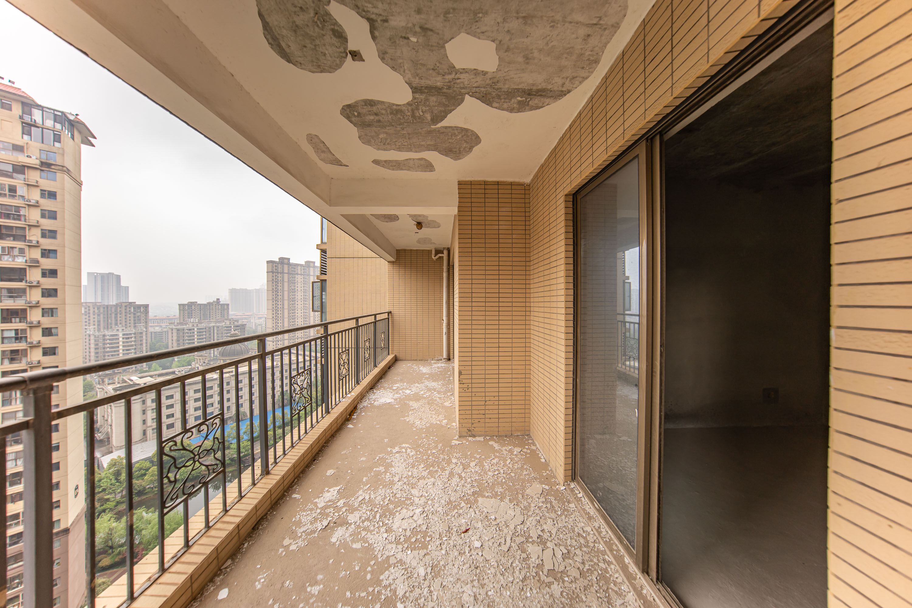 江山帝景哈佛  4室2厅2卫   148.00万阳台