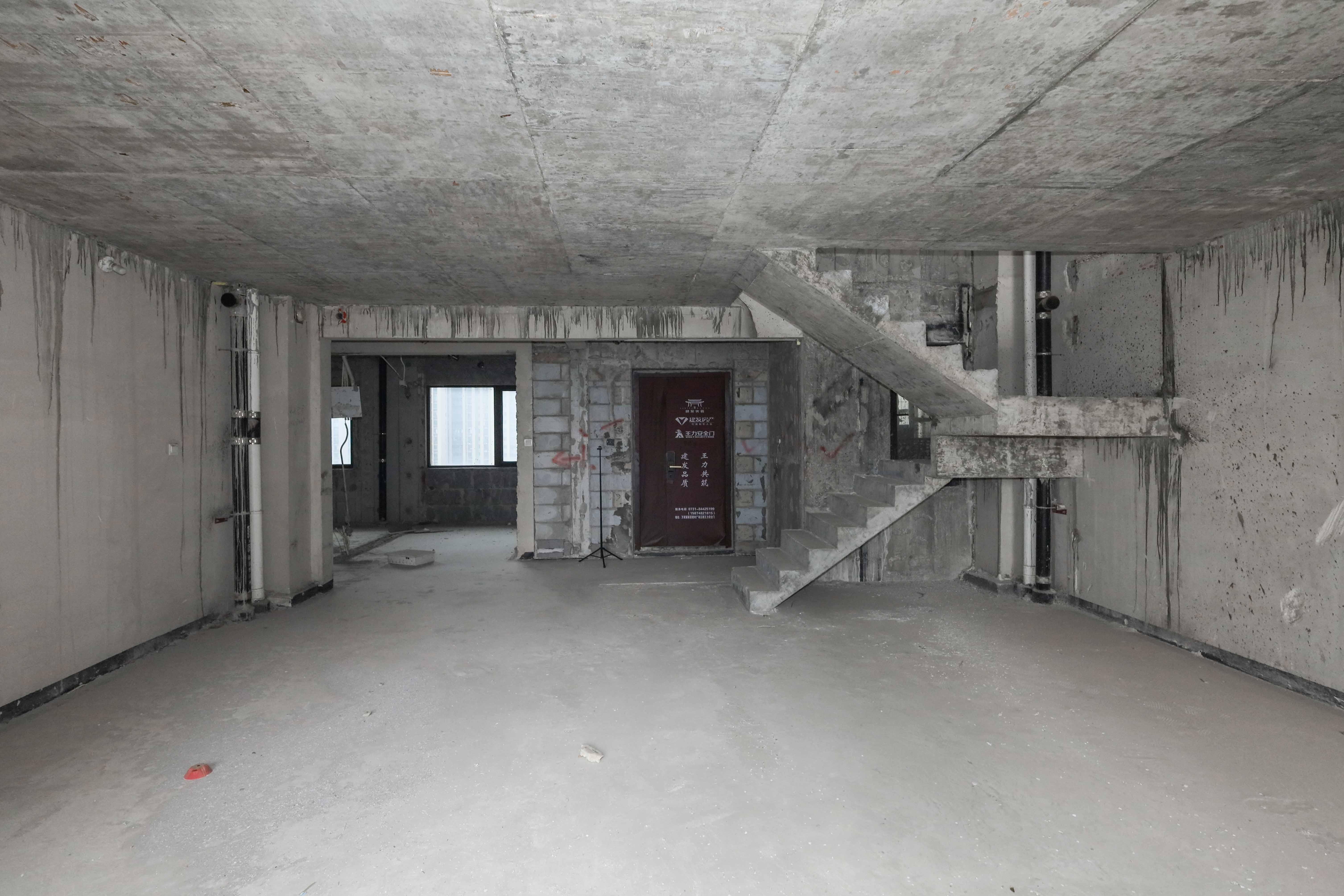 建发央著  4室2厅2卫   223.00万客厅