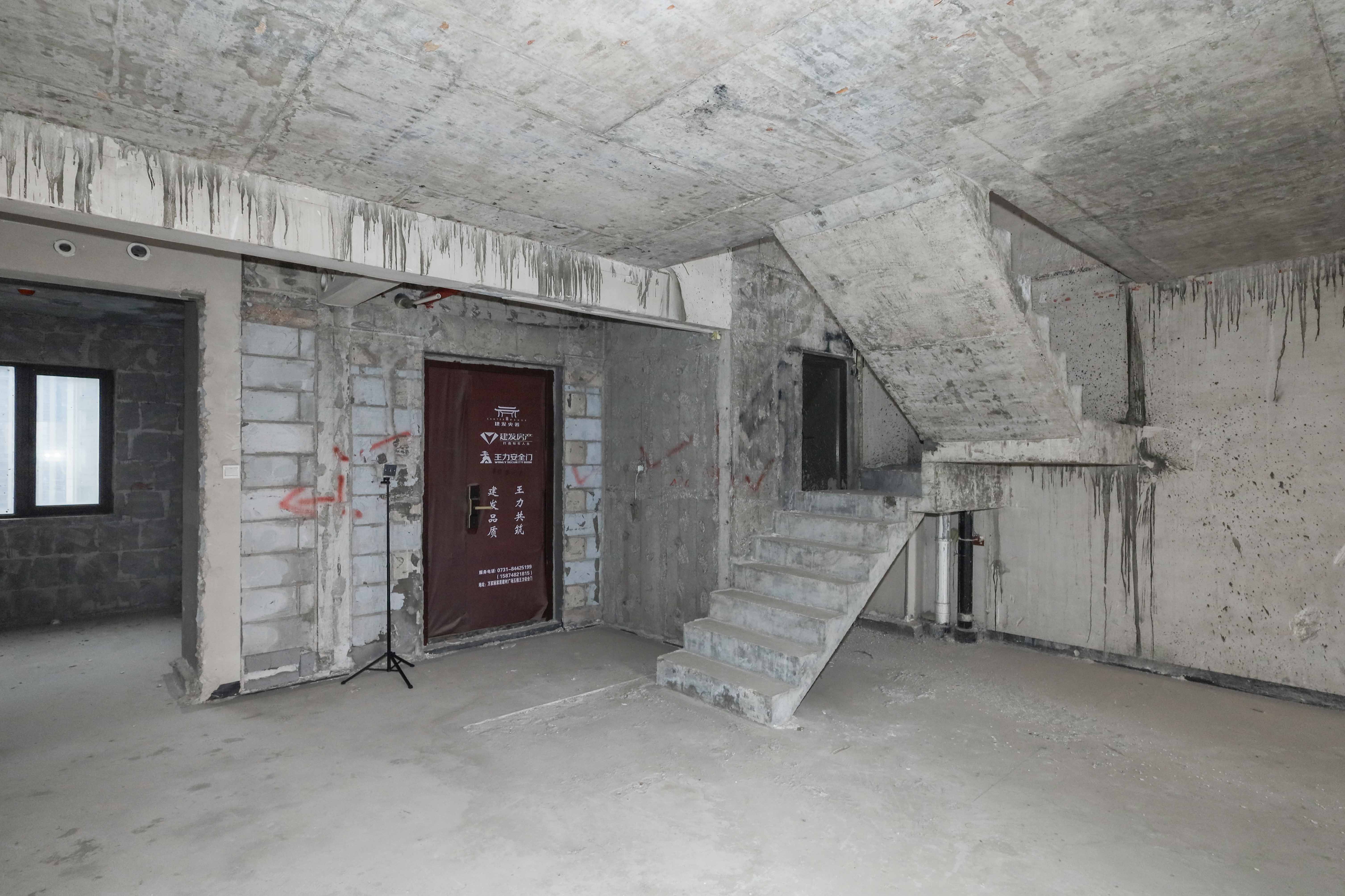 建发央著  4室2厅2卫   223.00万客厅