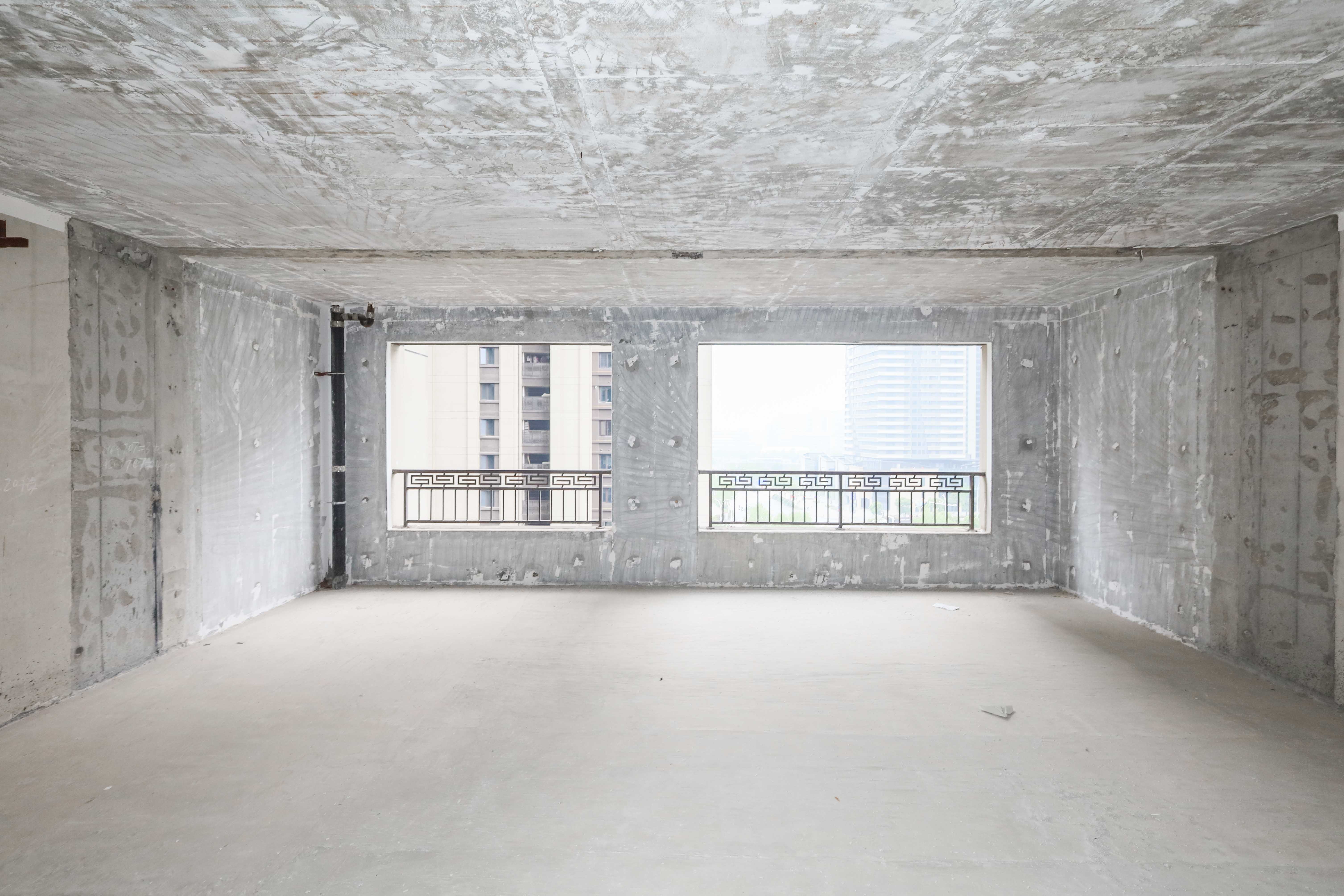 建发央著  4室2厅2卫   223.00万卧室