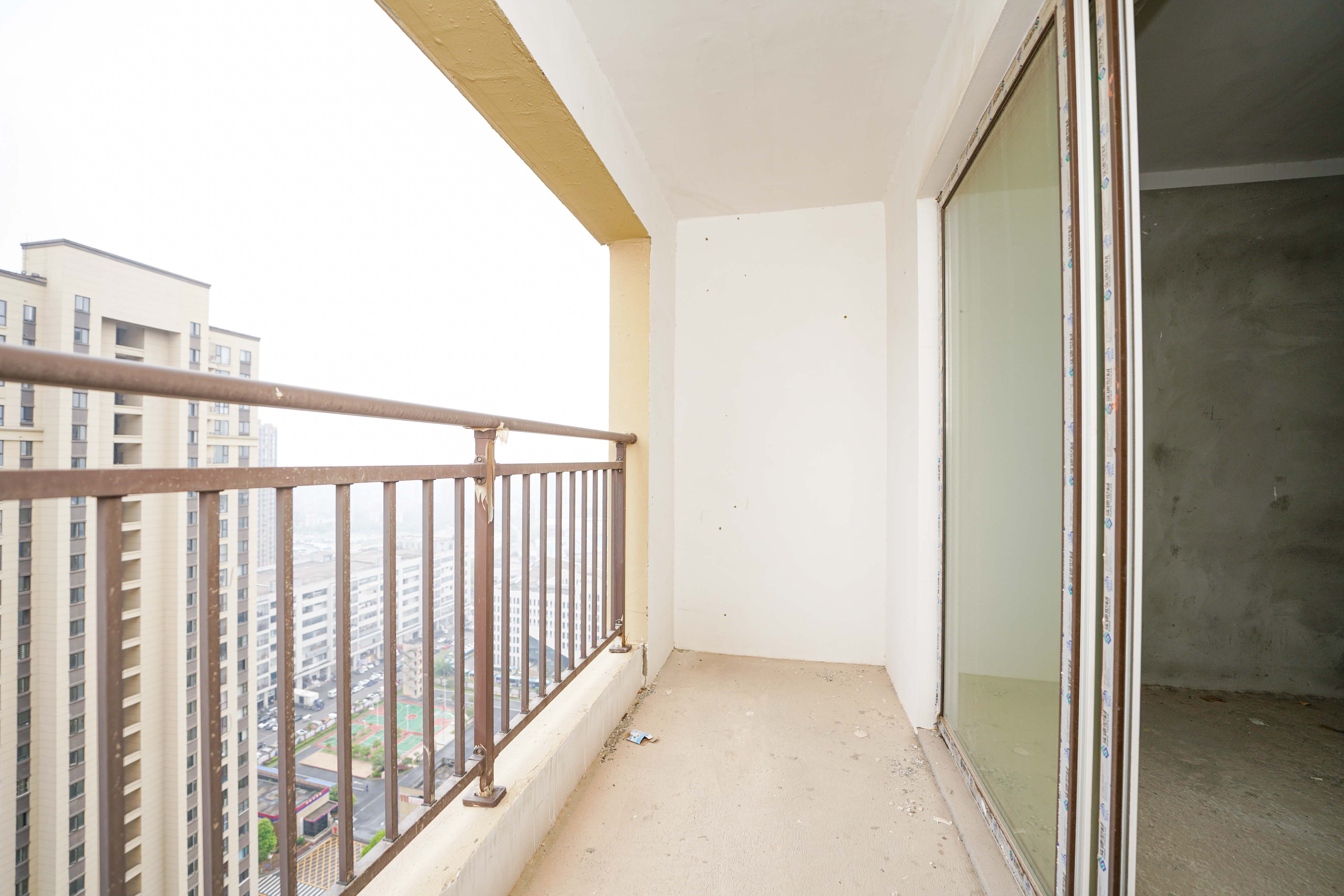 绿地新都会  4室2厅2卫   83.00万其他