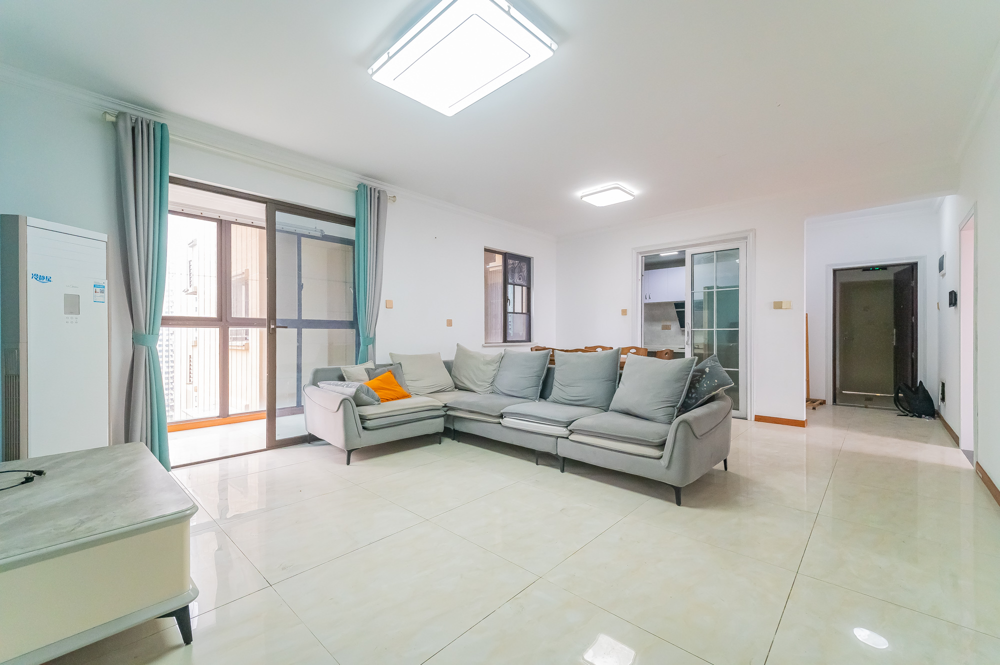 华润置地广场一期  3室2厅2卫    85.0万 华润置地广场一期  3室2厅2卫    85.0万客厅