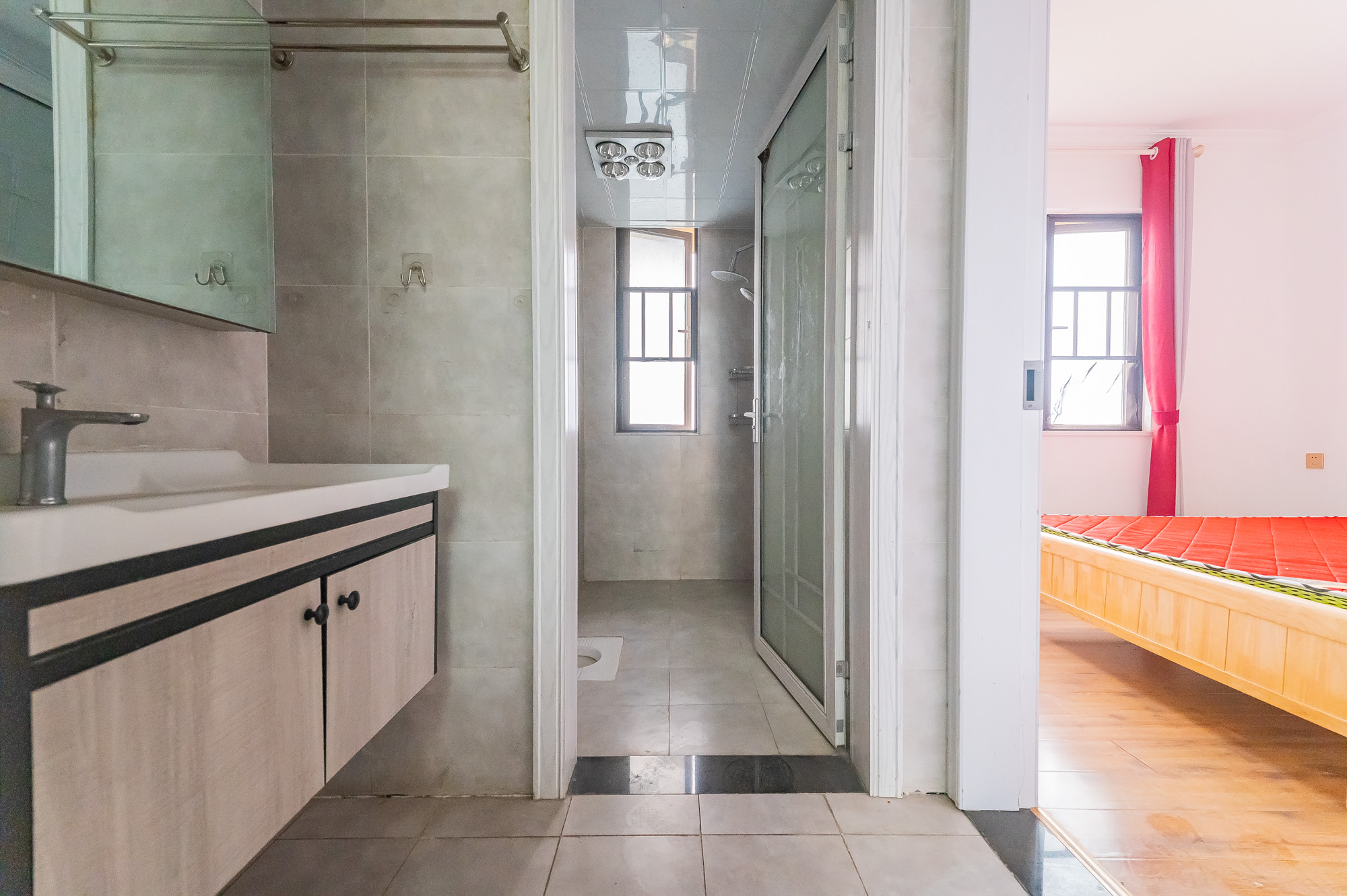 华润置地广场一期  3室2厅2卫    85.0万 华润置地广场一期  3室2厅2卫    85.0万卫生间