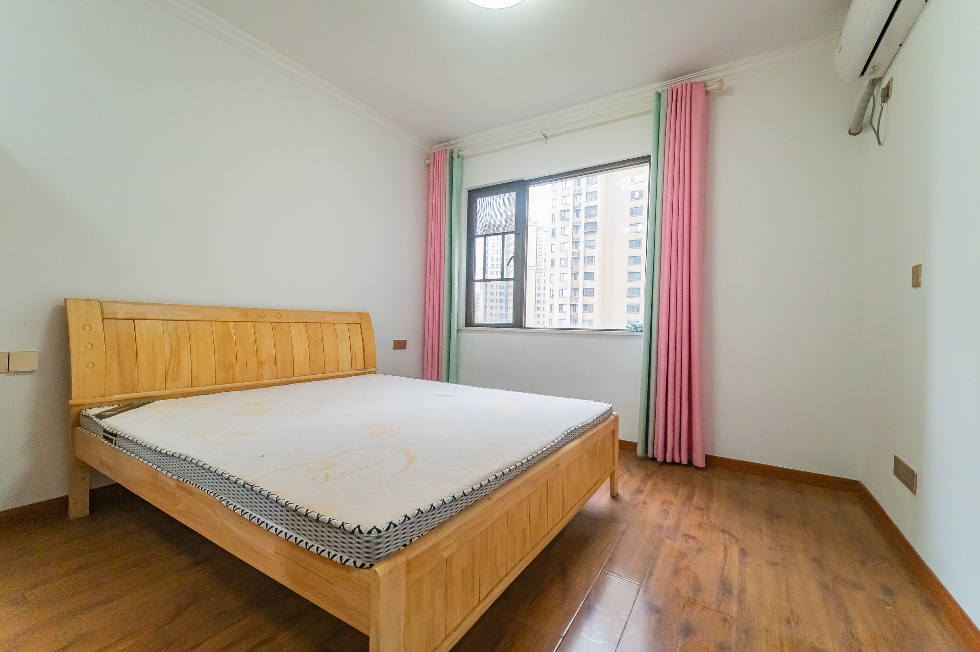 华润置地广场一期  3室2厅2卫    85.0万 华润置地广场一期  3室2厅2卫    85.0万卧室