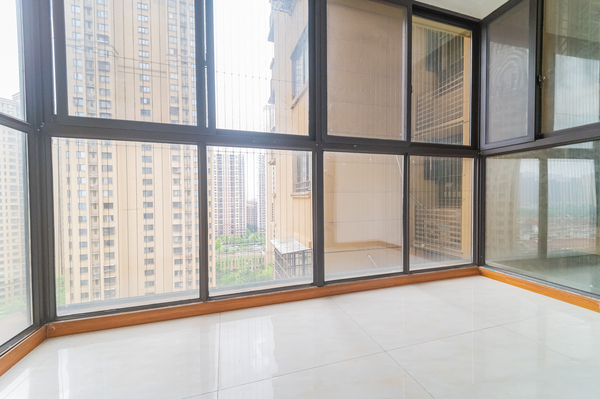 华润置地广场一期  3室2厅2卫    85.0万 华润置地广场一期  3室2厅2卫    85.0万阳台