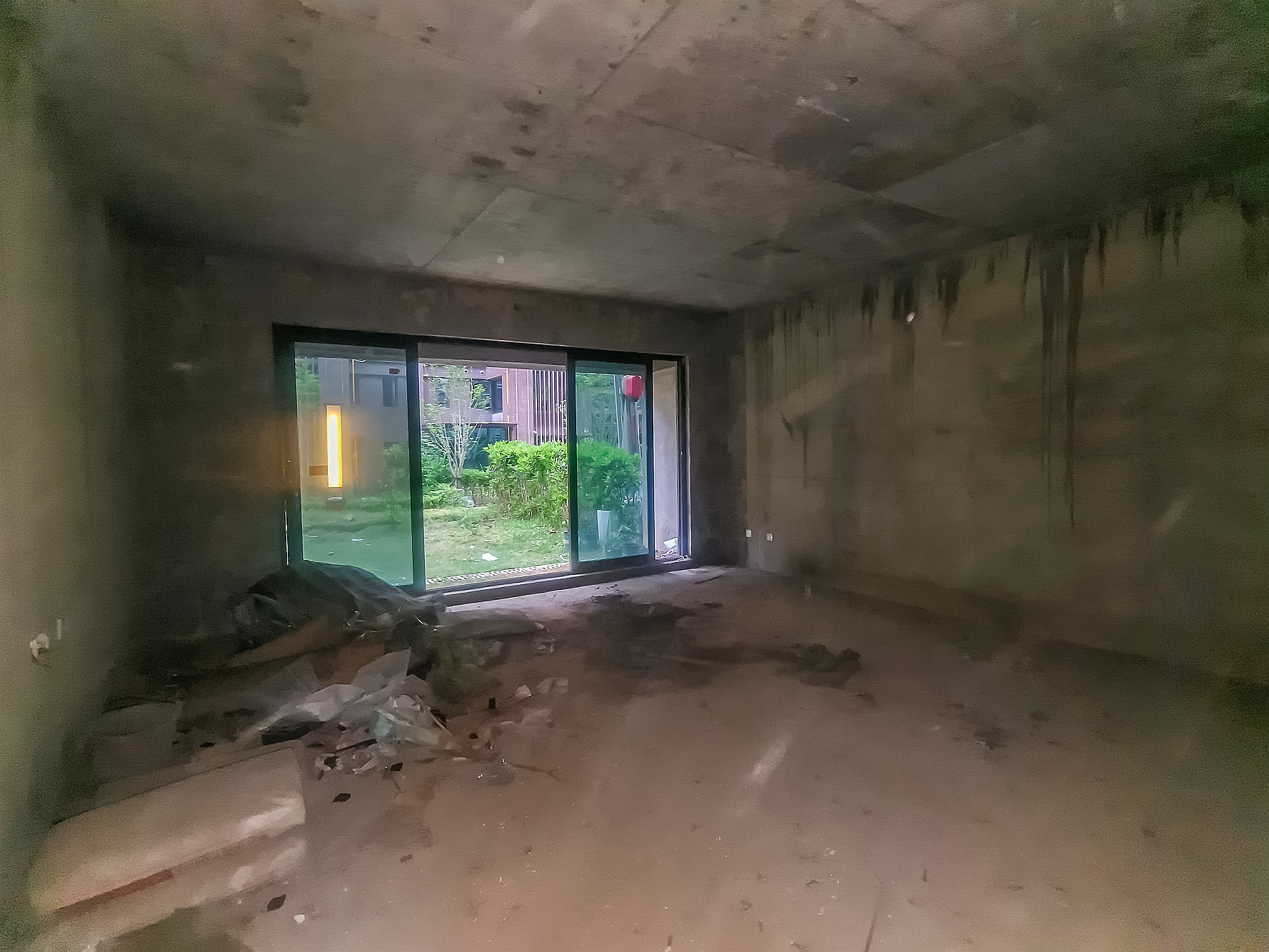 合能枫丹新里  5室2厅2卫    198.0万客厅