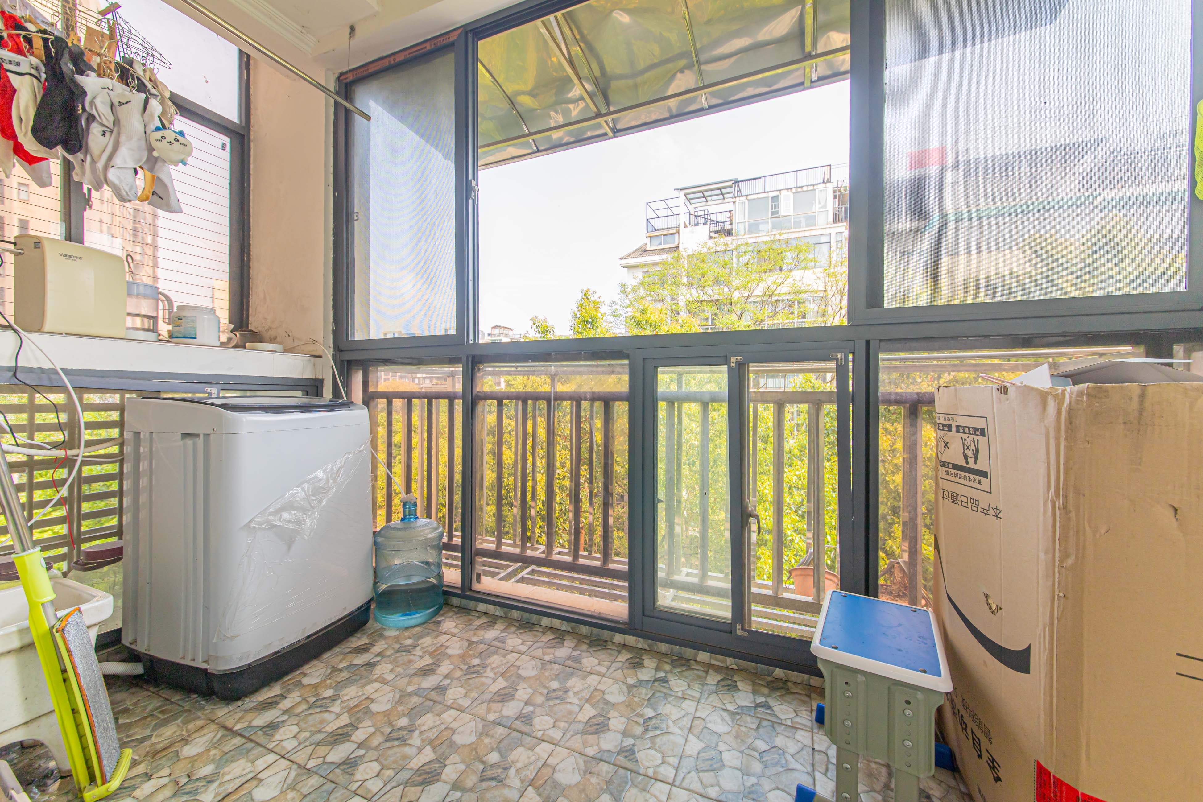 九峰小区（一二三四区）  4室2厅2卫   320.00万阳台