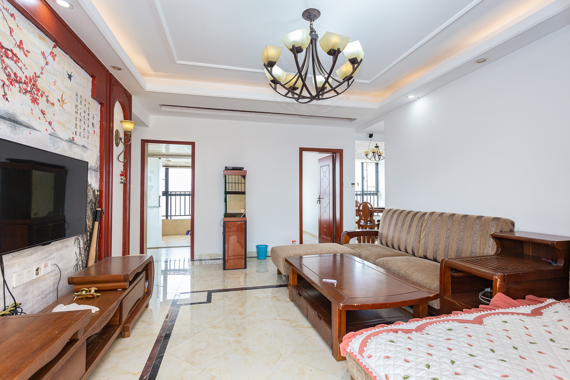 勤诚达新界 5室2厅2卫 110.0万 勤诚达新界 5室2厅2卫 110.0万客厅