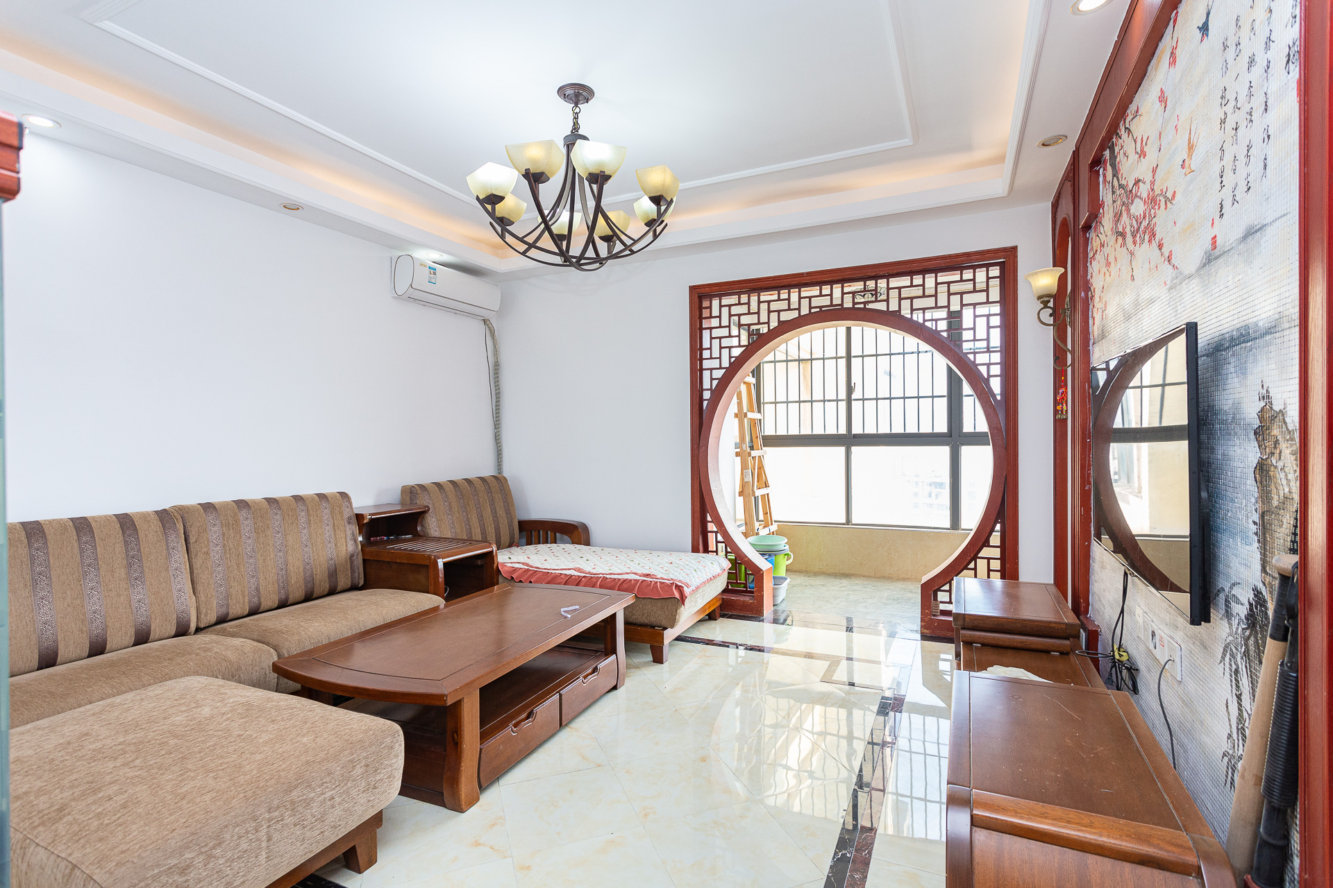 勤诚达新界 5室2厅2卫 110.0万 勤诚达新界 5室2厅2卫 110.0万客厅