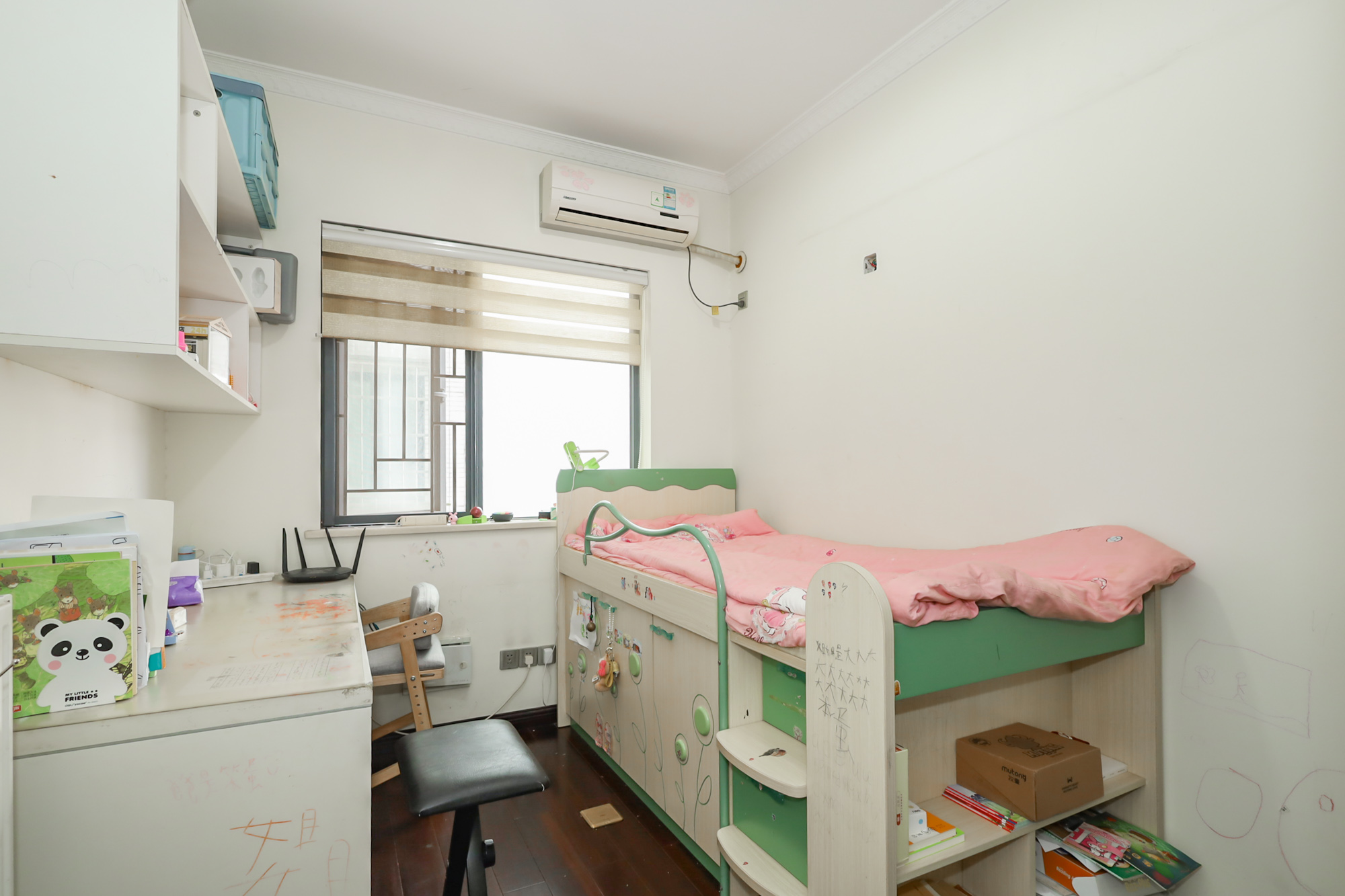 景秀江山  4室2厅2卫   248.00万卧室