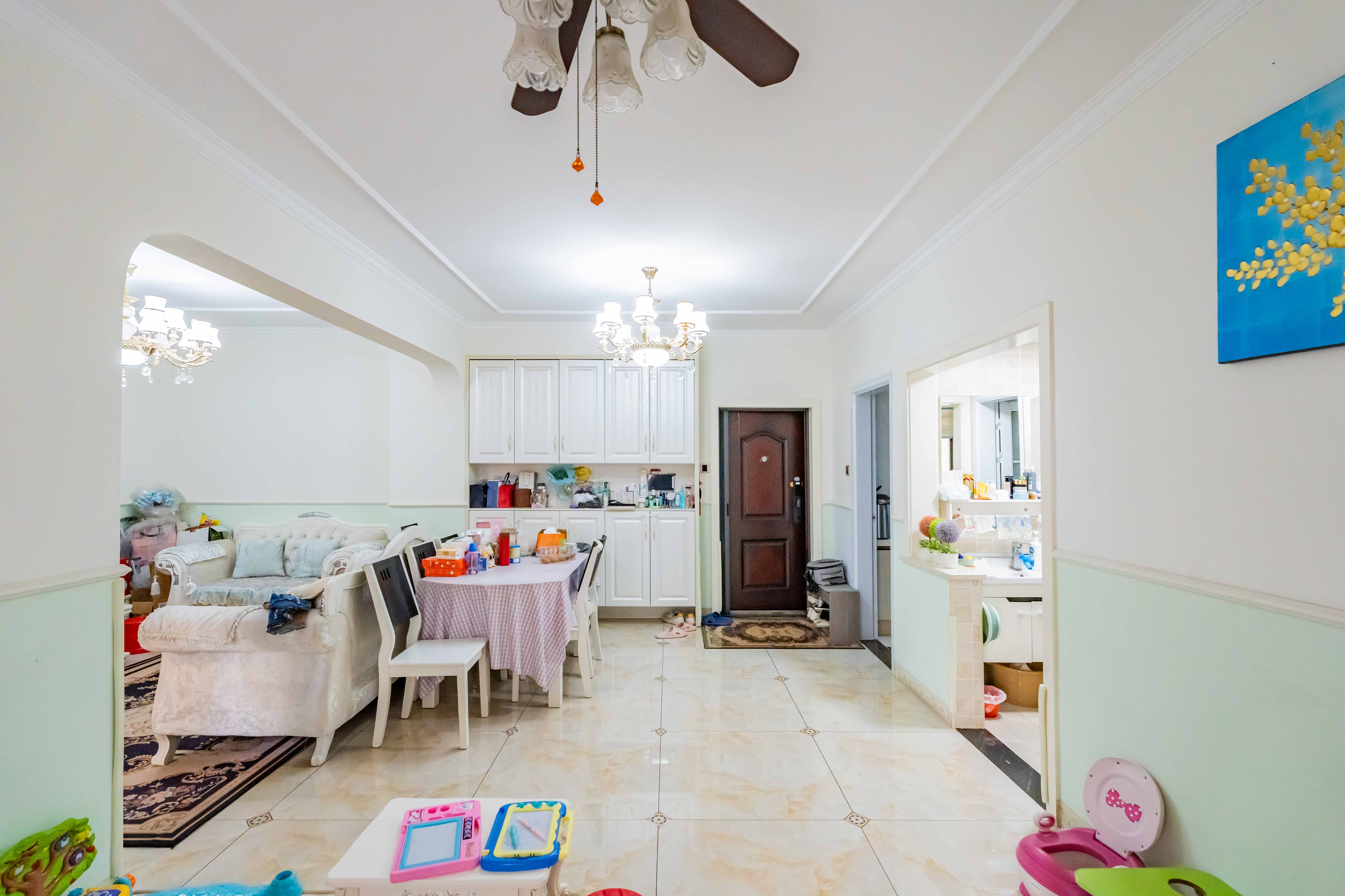 悦湖山  3室2厅1卫    68.0万 悦湖山  3室2厅1卫    68.0万客厅