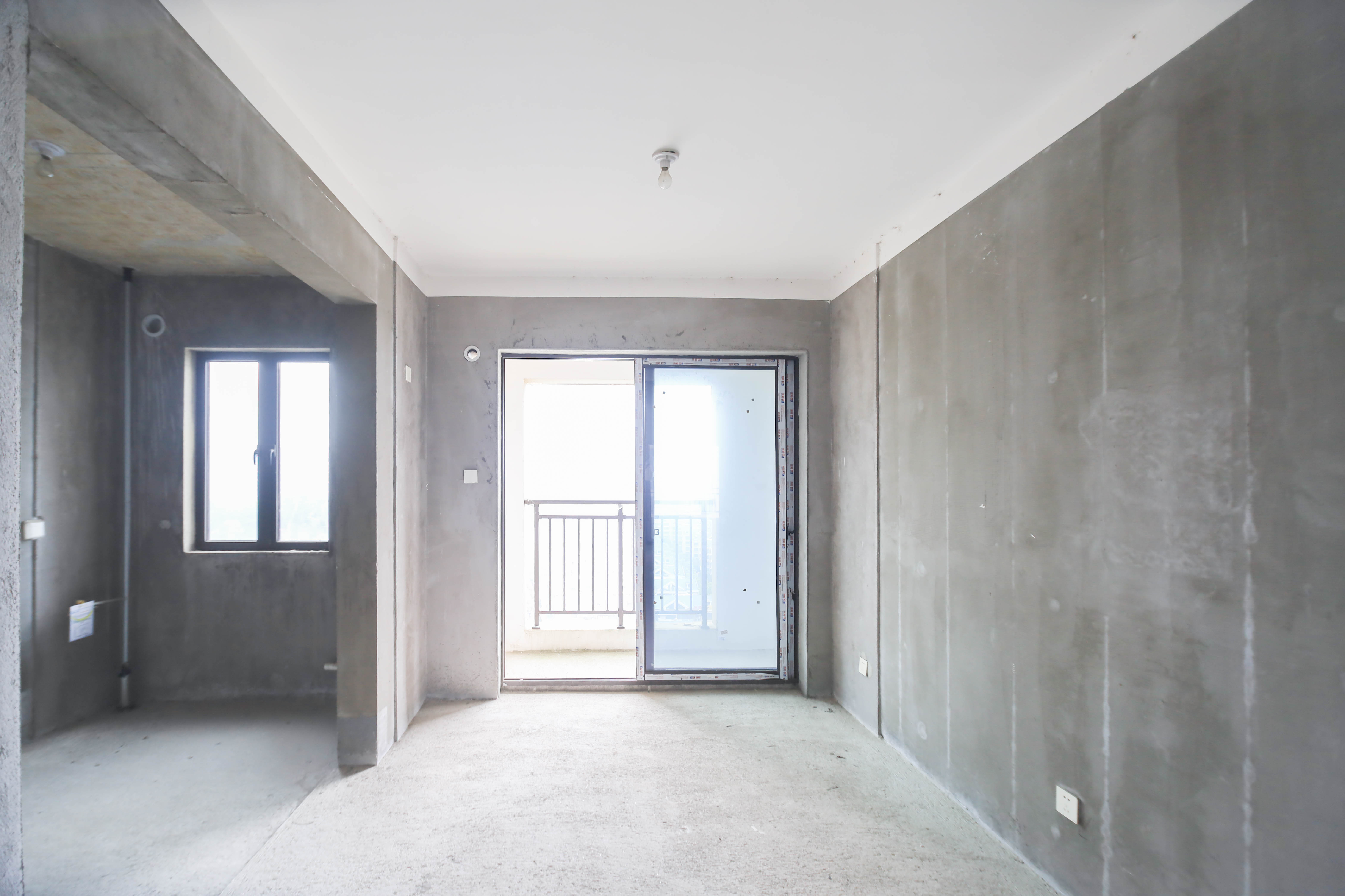 长房明宸府  4室2厅2卫   105.00万其他