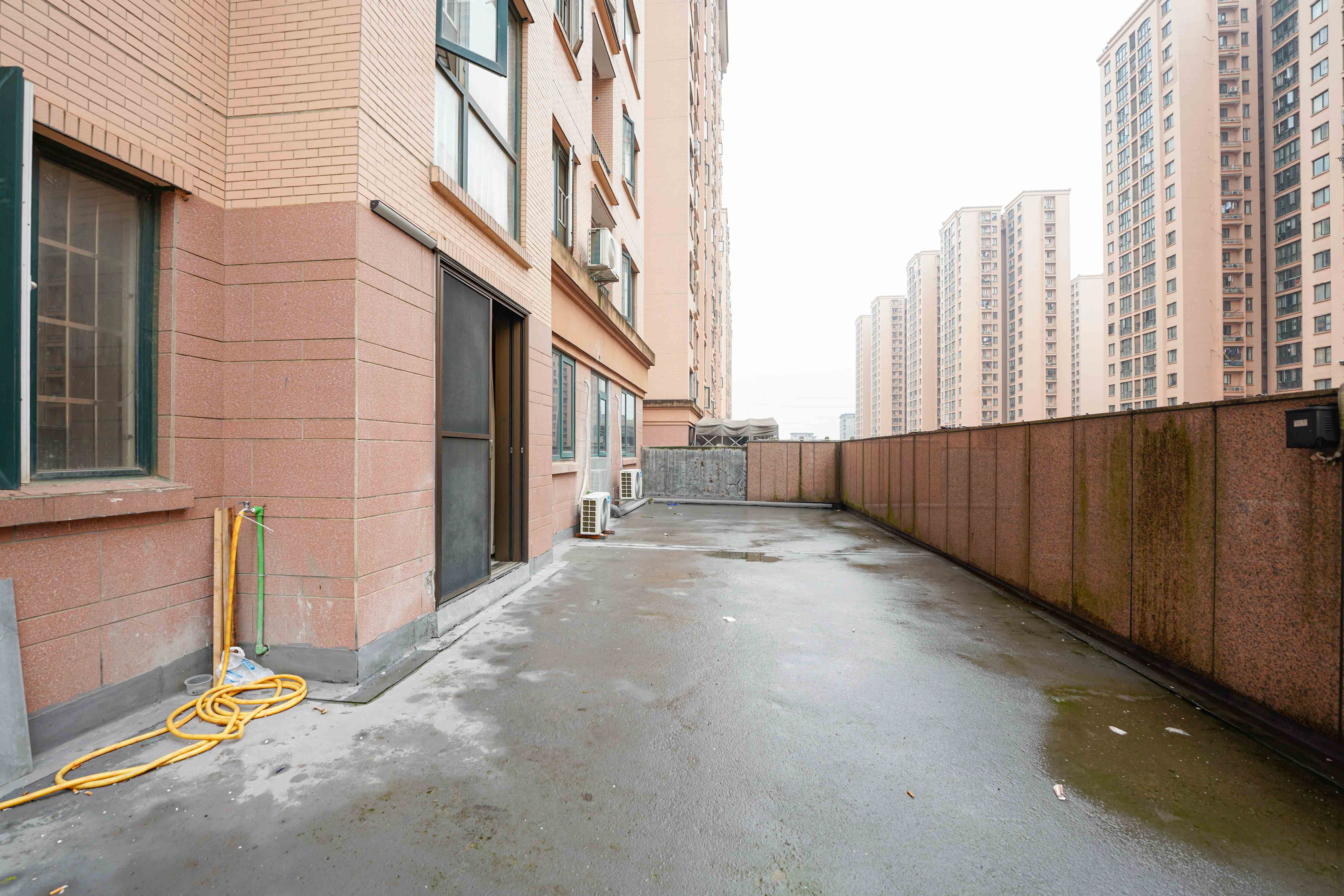 丽发新城  3室2厅2卫   150.00万阳台