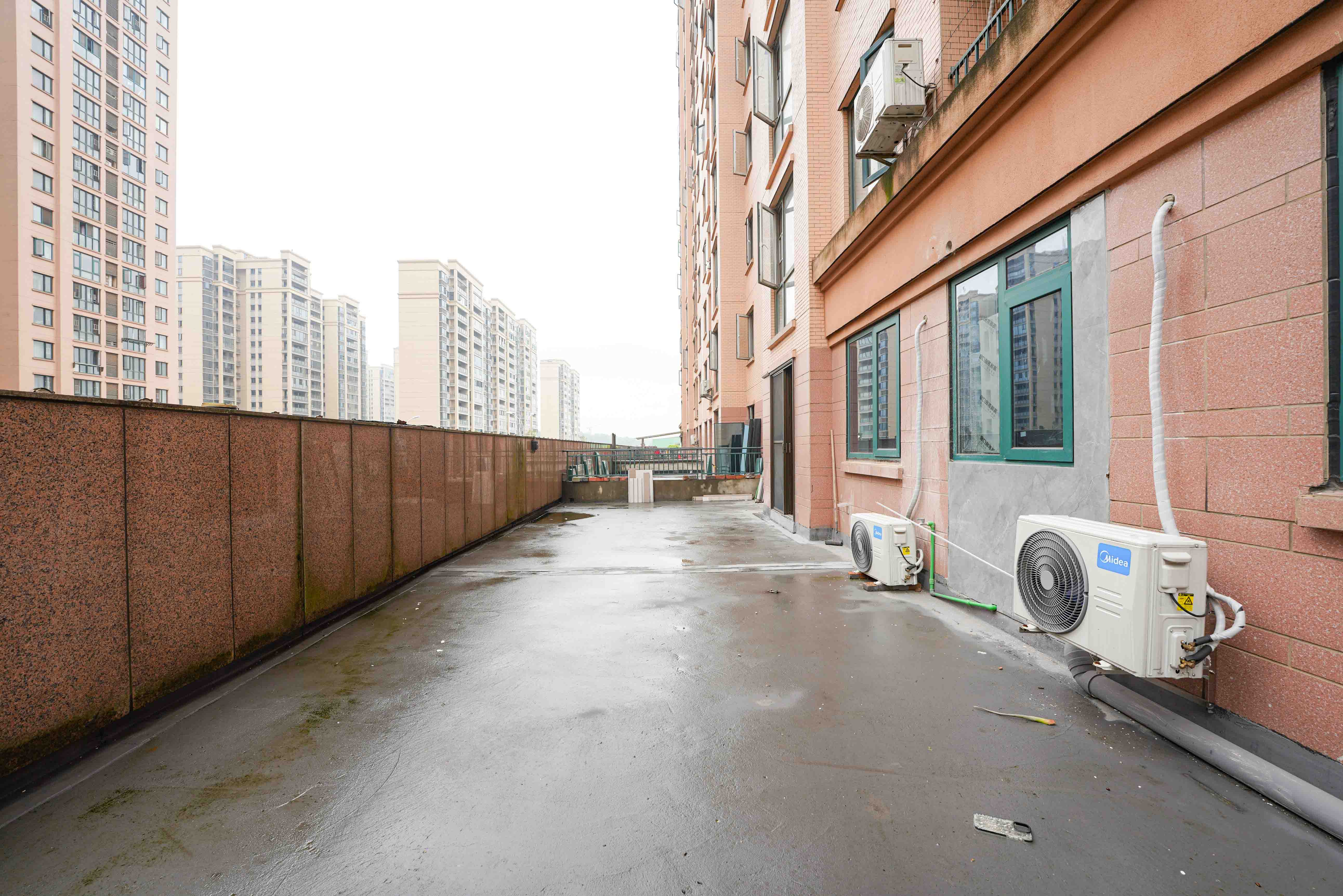 丽发新城  3室2厅2卫   150.00万阳台