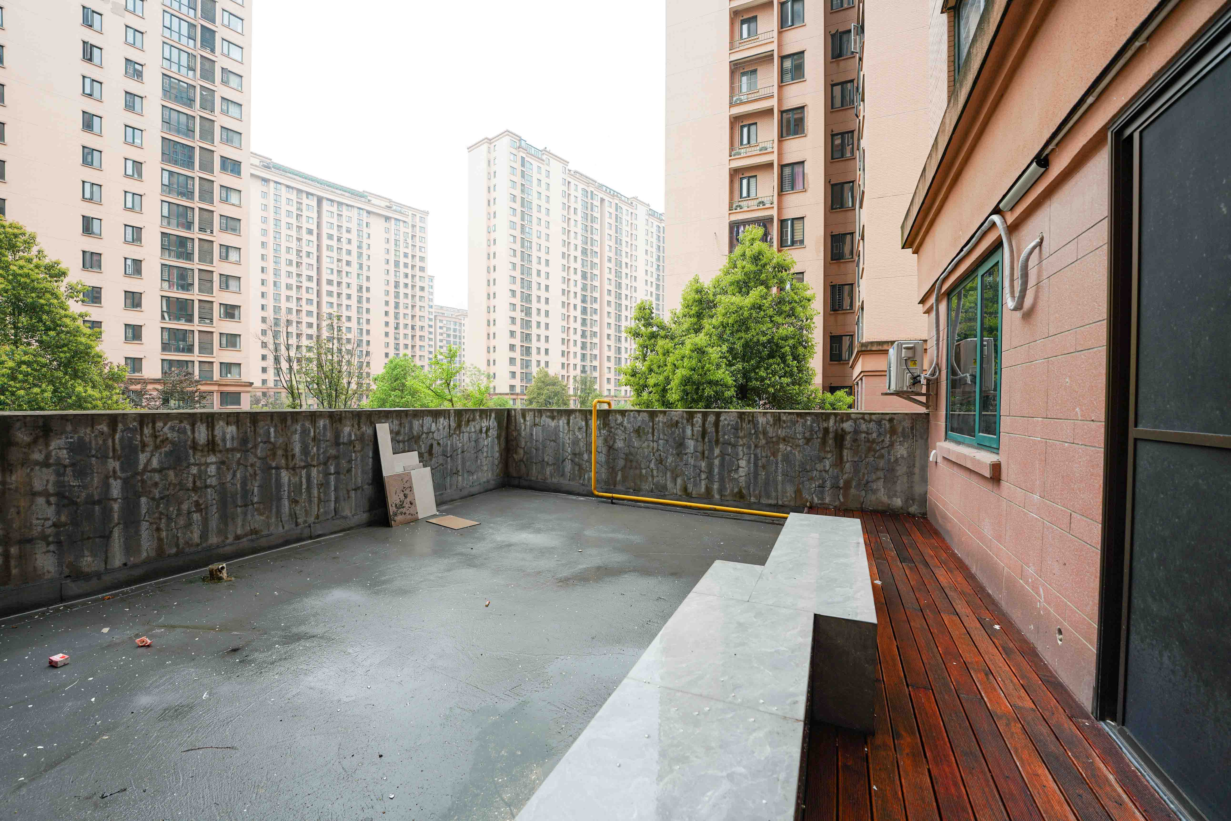 丽发新城  3室2厅2卫   150.00万阳台
