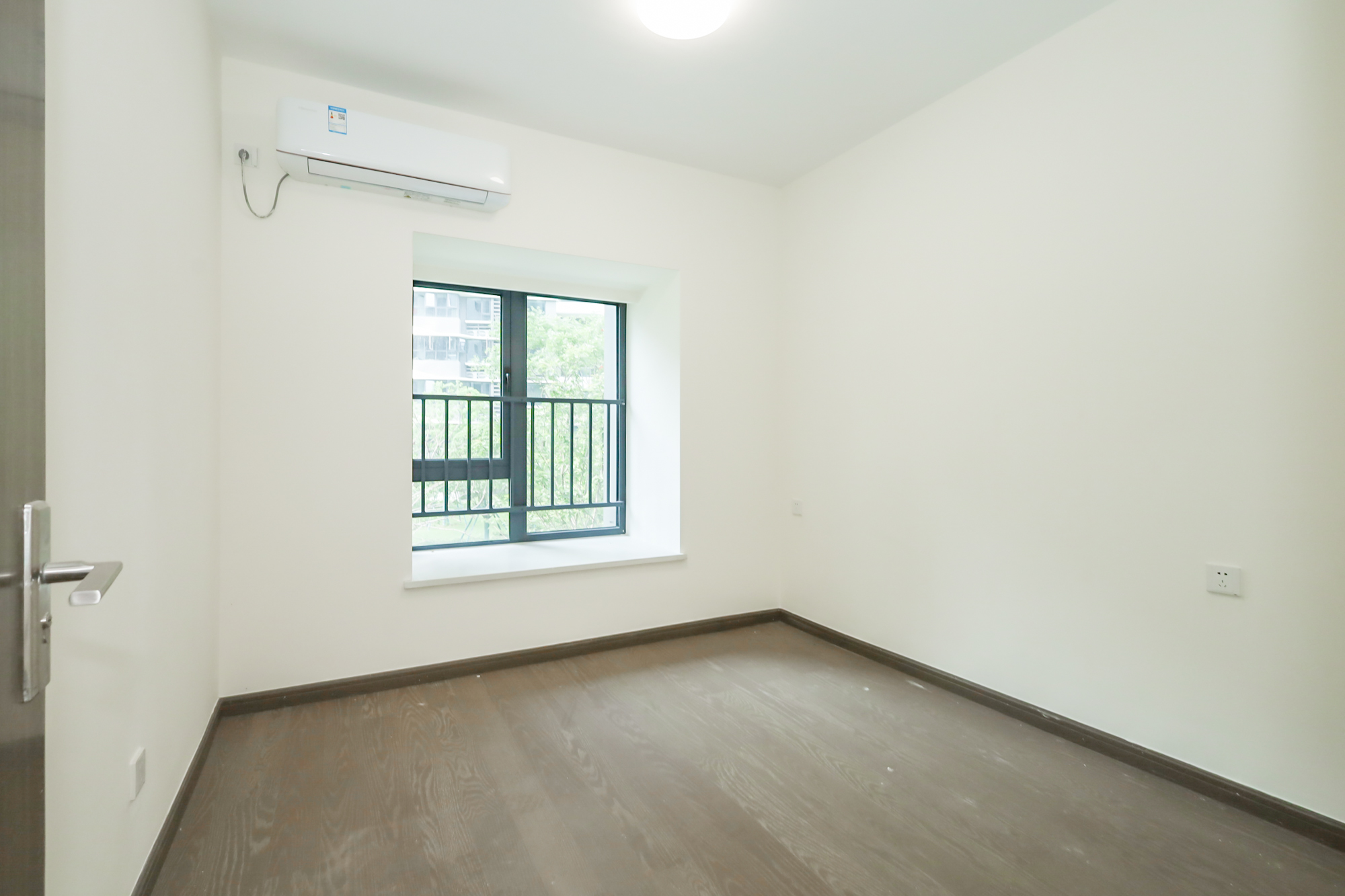 滨江府1913  4室2厅2卫   245.00万卧室