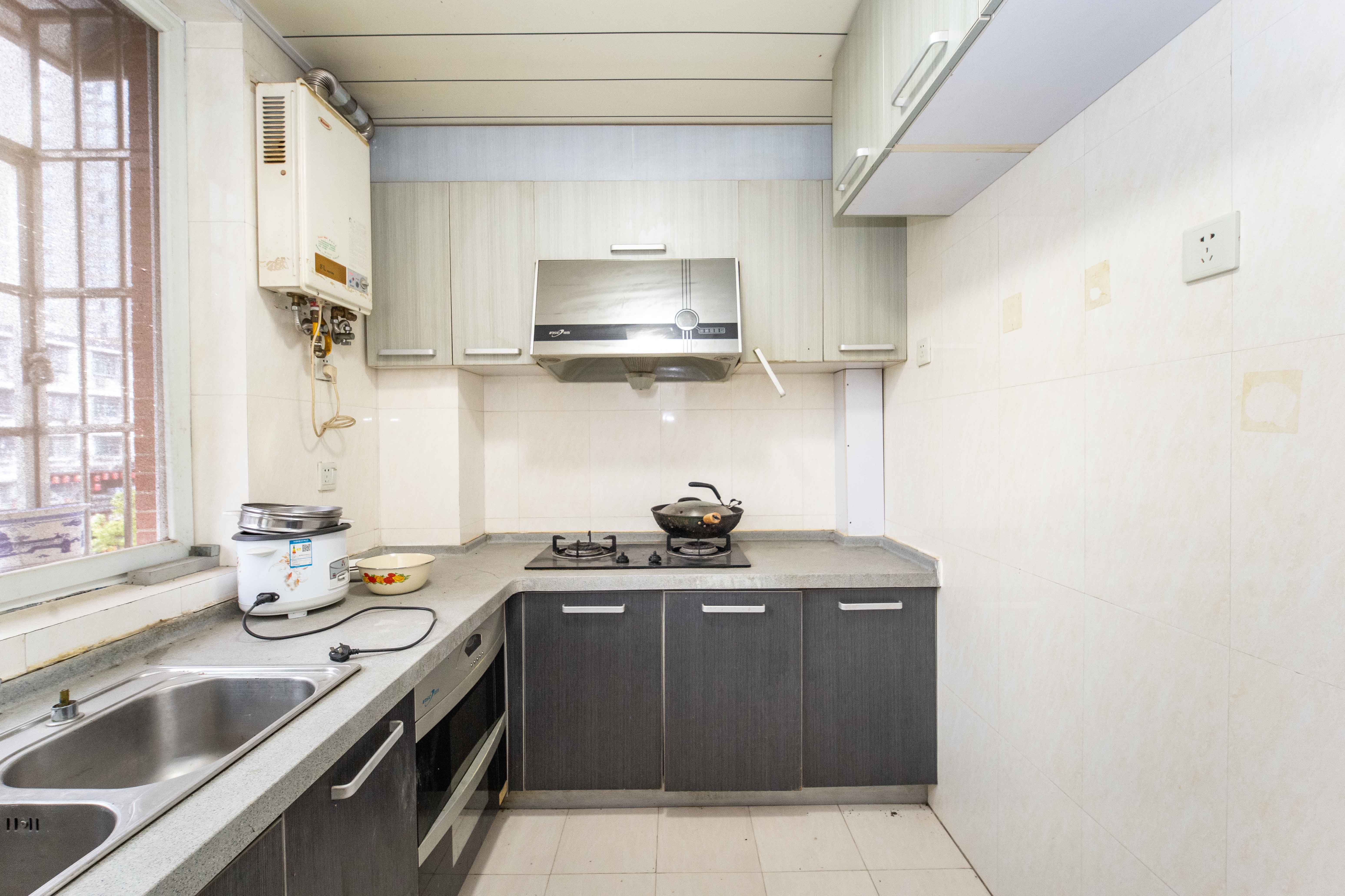 新桥小区  3室2厅1卫    67.0万 新桥小区  3室2厅1卫    67.0万厨房