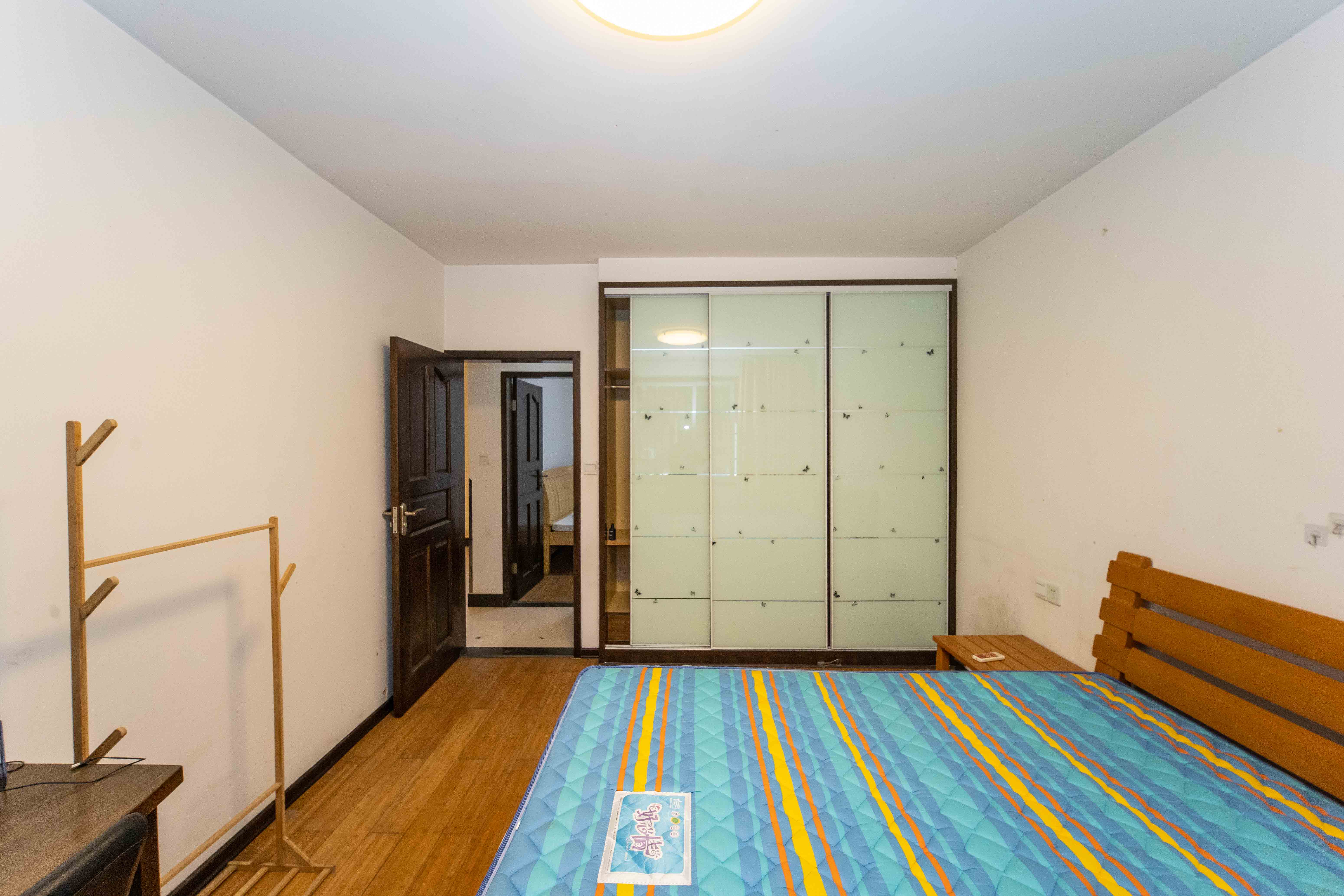 新桥小区  3室2厅1卫    67.0万 新桥小区  3室2厅1卫    67.0万卧室