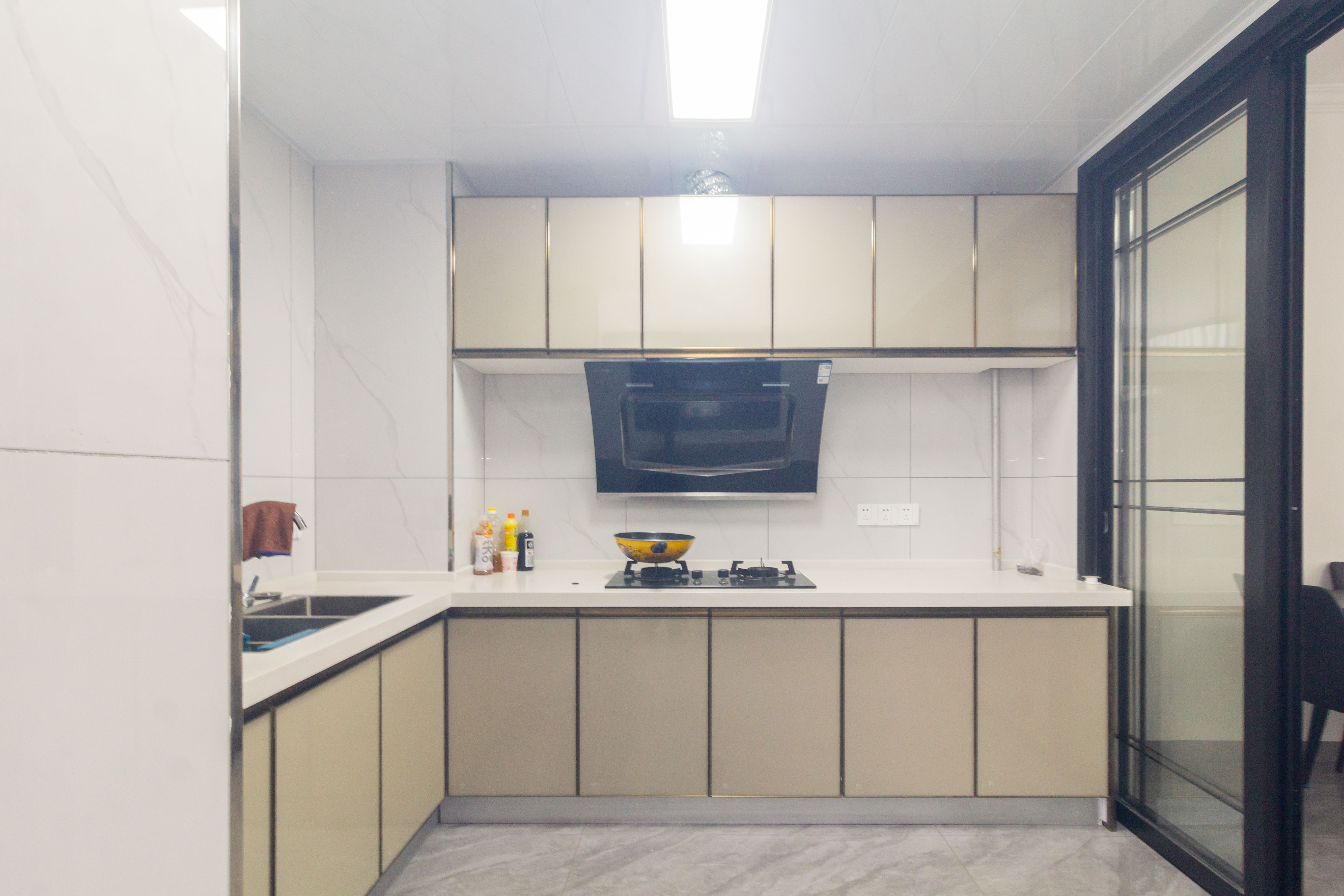 紫华郡  3室2厅2卫    89.0万 紫华郡  3室2厅2卫    89.0万厨房