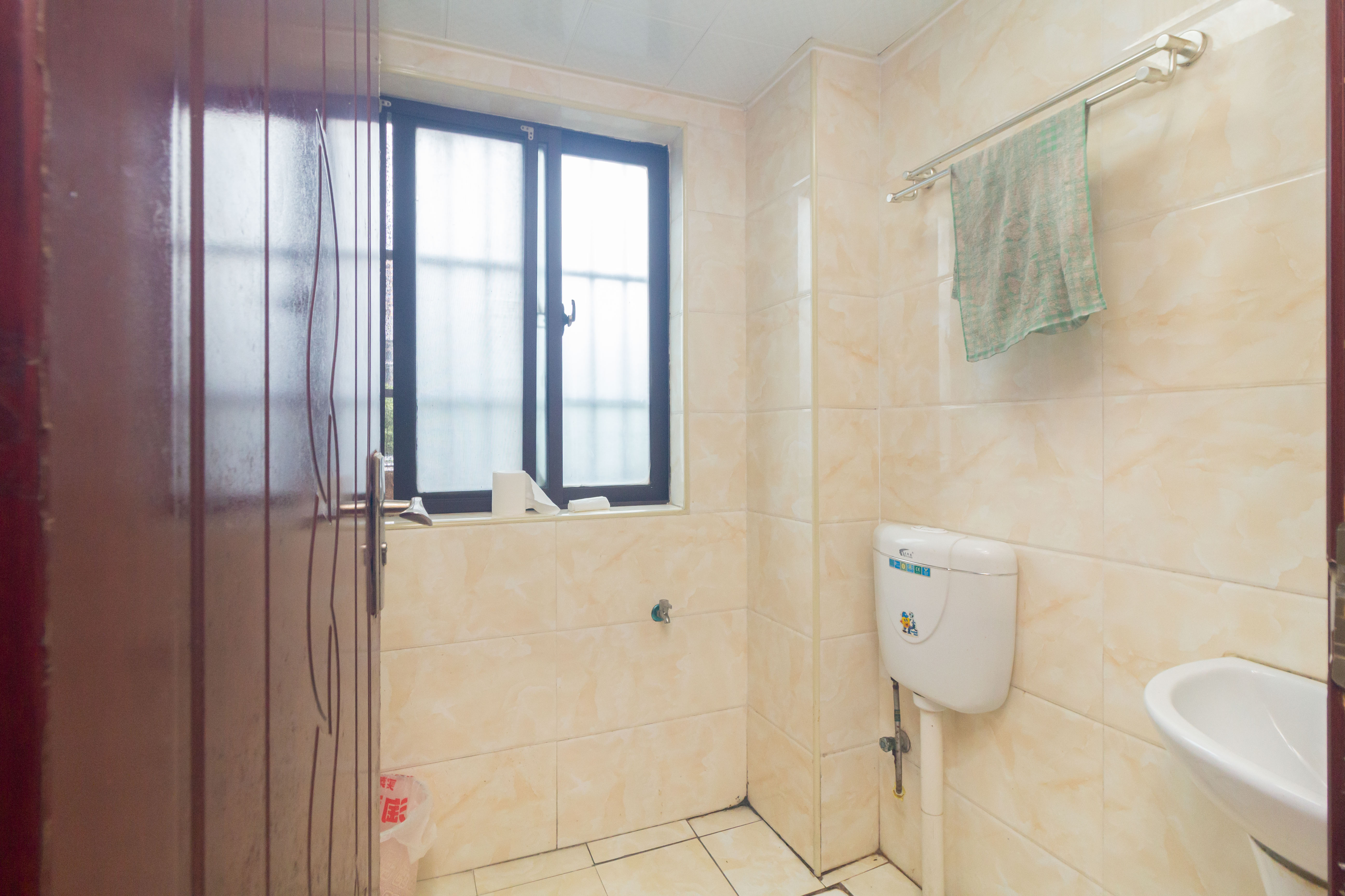 三景华御  4室2厅2卫    95.8万 三景华御  4室2厅2卫    95.8万卫生间