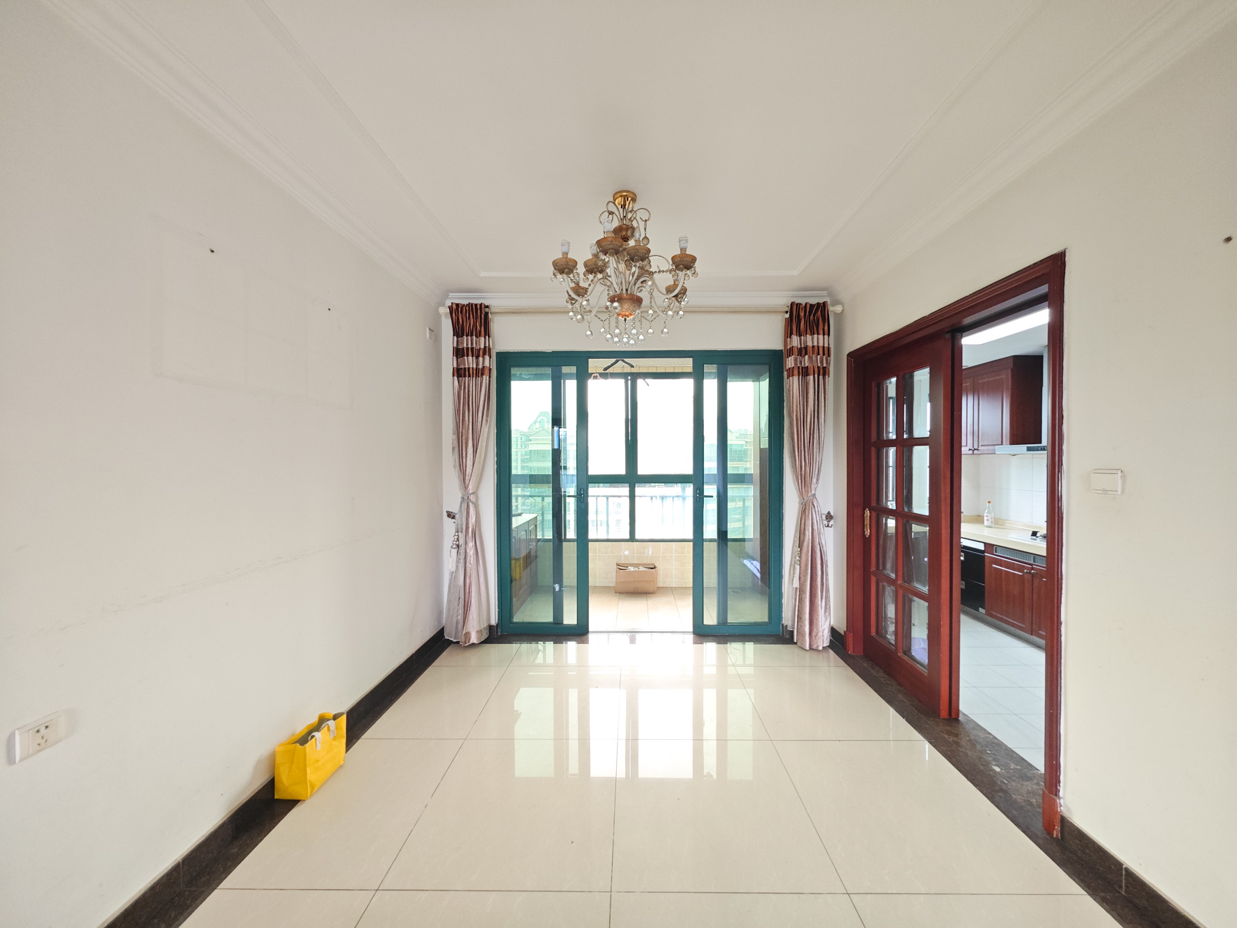 恒大城 5室2厅2卫 135.0万 恒大城 5室2厅2卫 135.0万客厅