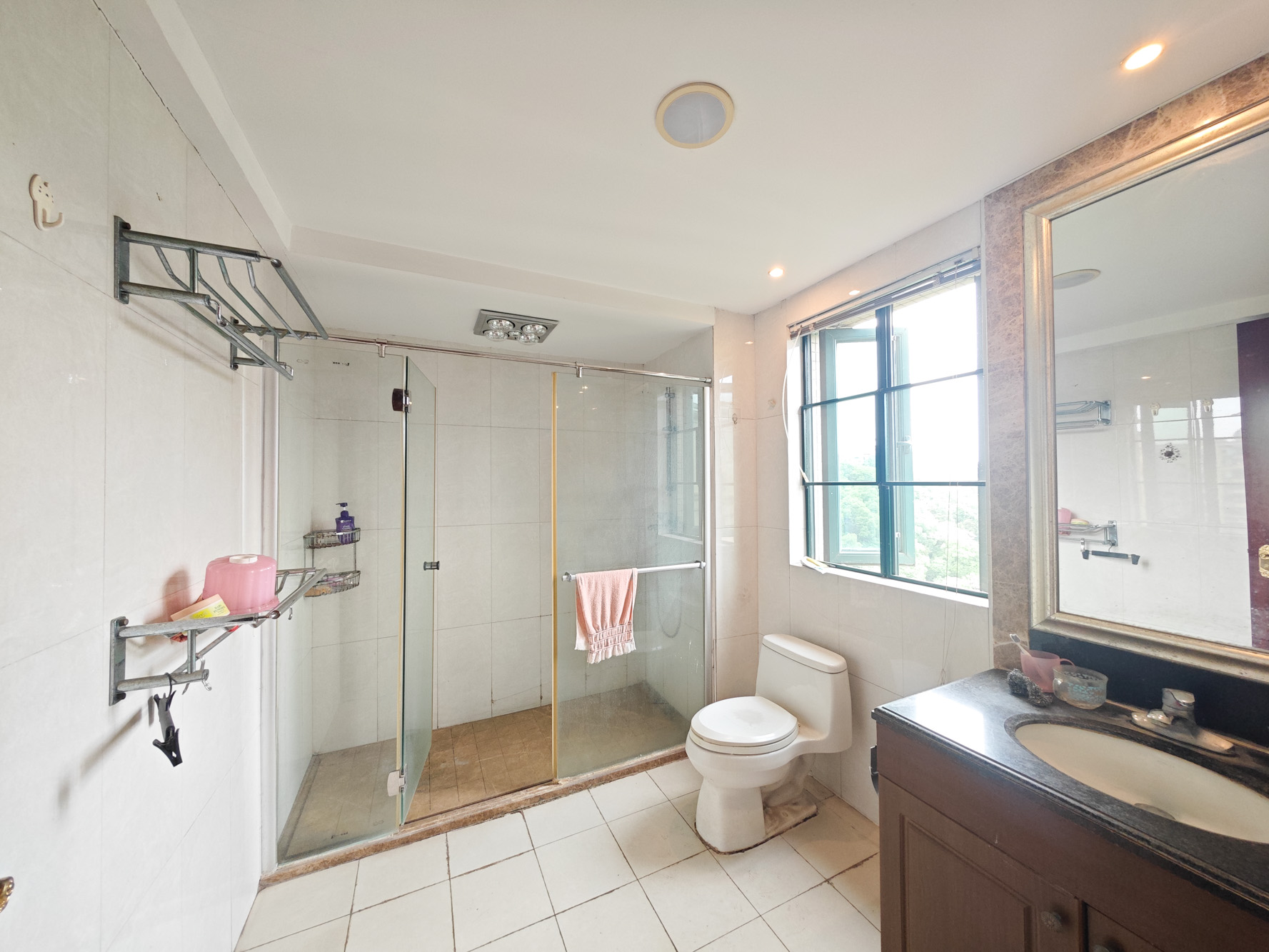 恒大城 5室2厅2卫 135.0万 恒大城 5室2厅2卫 135.0万卫生间