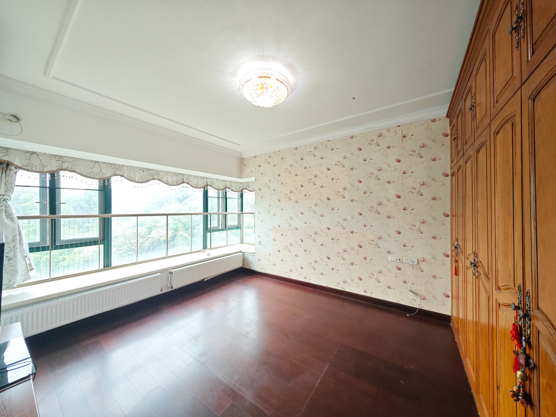 恒大城 5室2厅2卫 135.0万 恒大城 5室2厅2卫 135.0万卧室