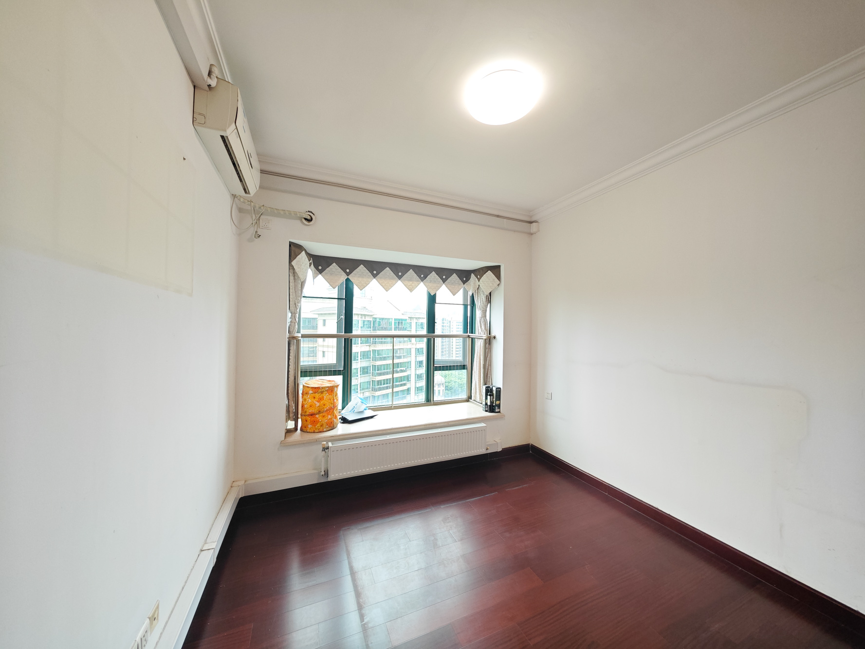 恒大城 5室2厅2卫 135.0万 恒大城 5室2厅2卫 135.0万卧室