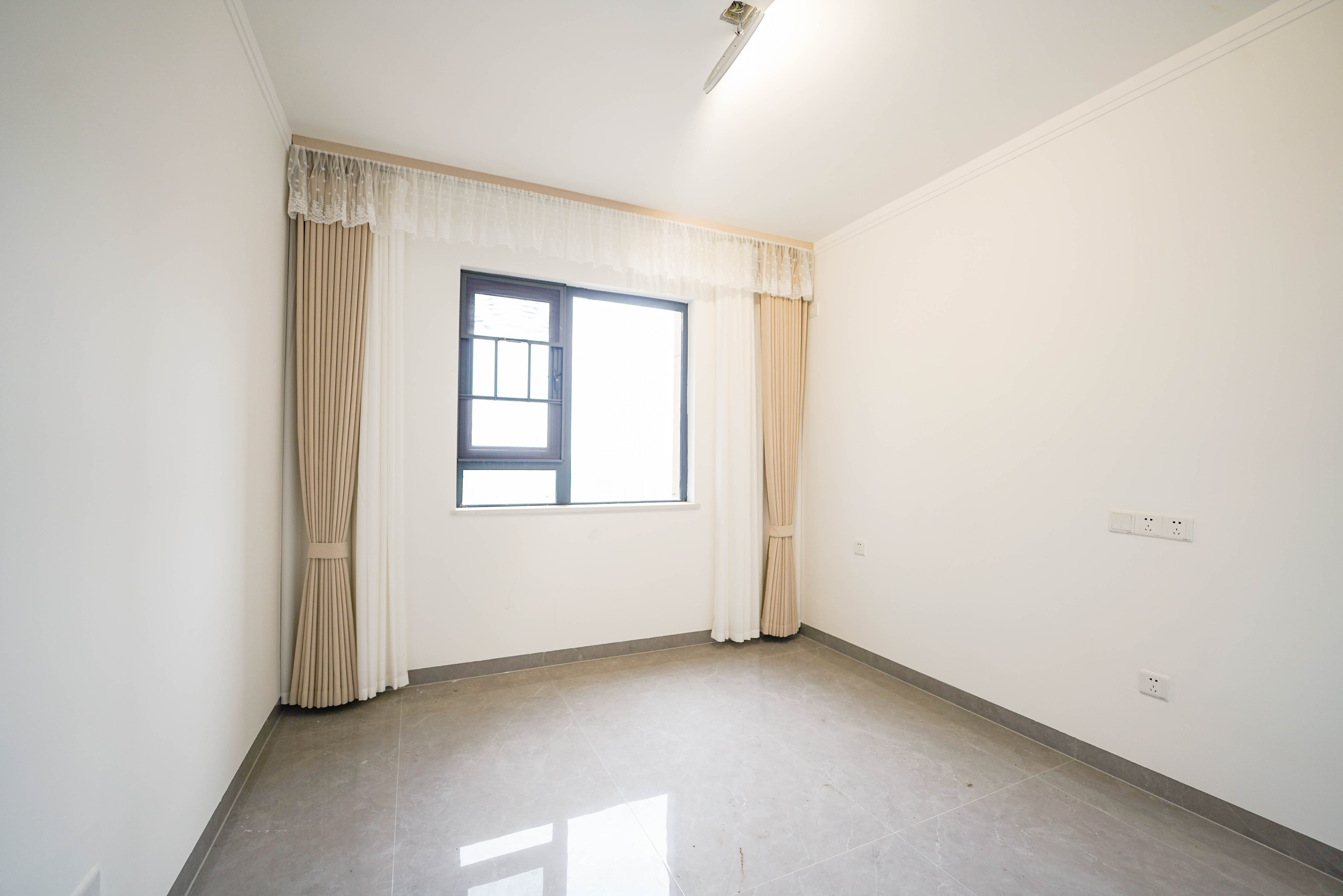 中建璟和城  4室2厅2卫   148.00万卧室