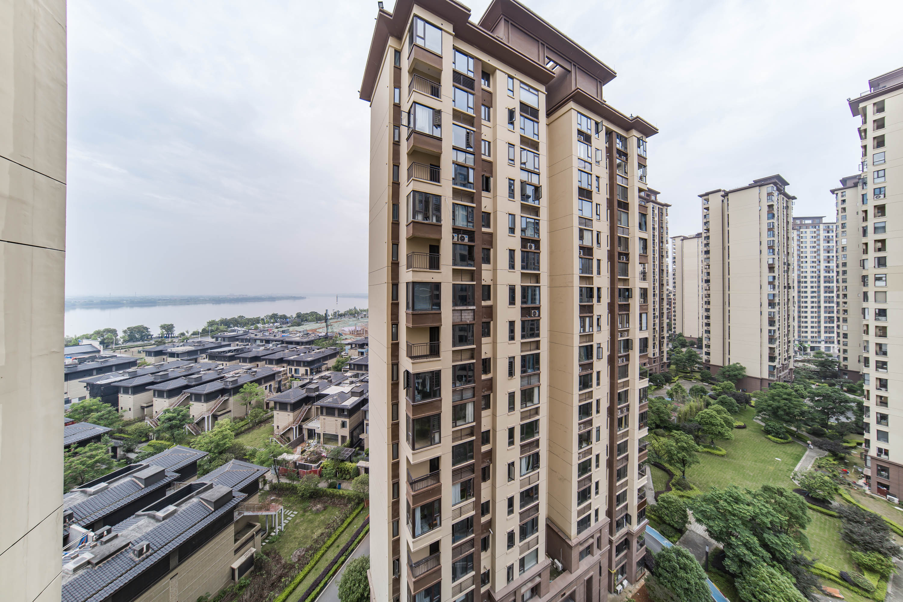 蓝光雍锦半岛  4室2厅2卫    128.0万其他