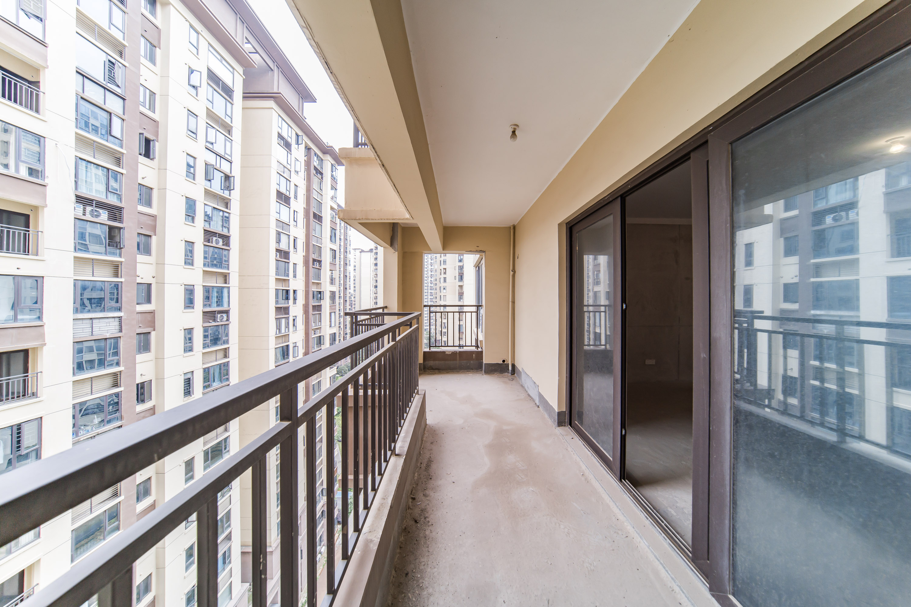 蓝光雍锦半岛  4室2厅2卫    128.0万阳台