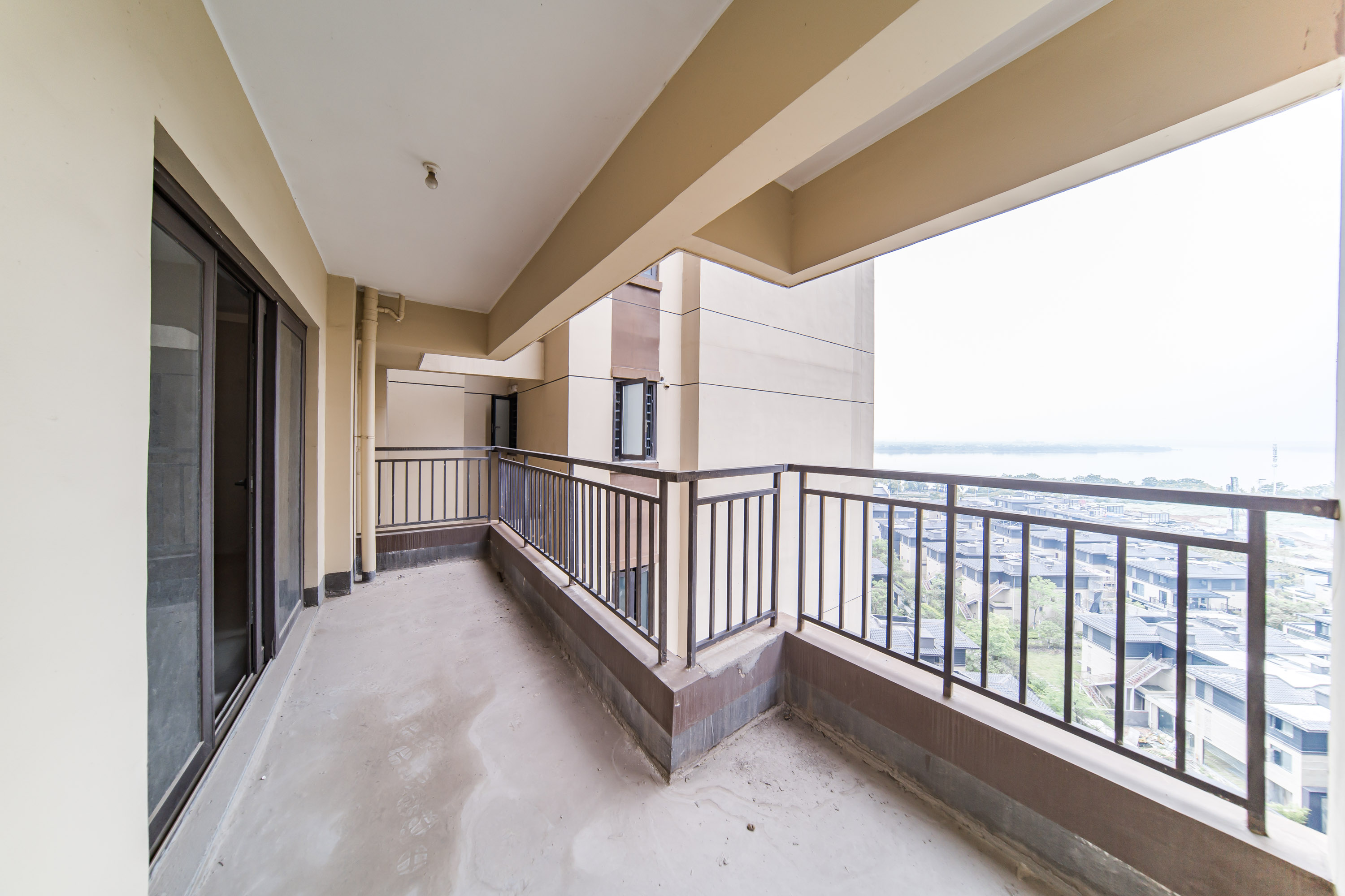 蓝光雍锦半岛  4室2厅2卫    128.0万阳台