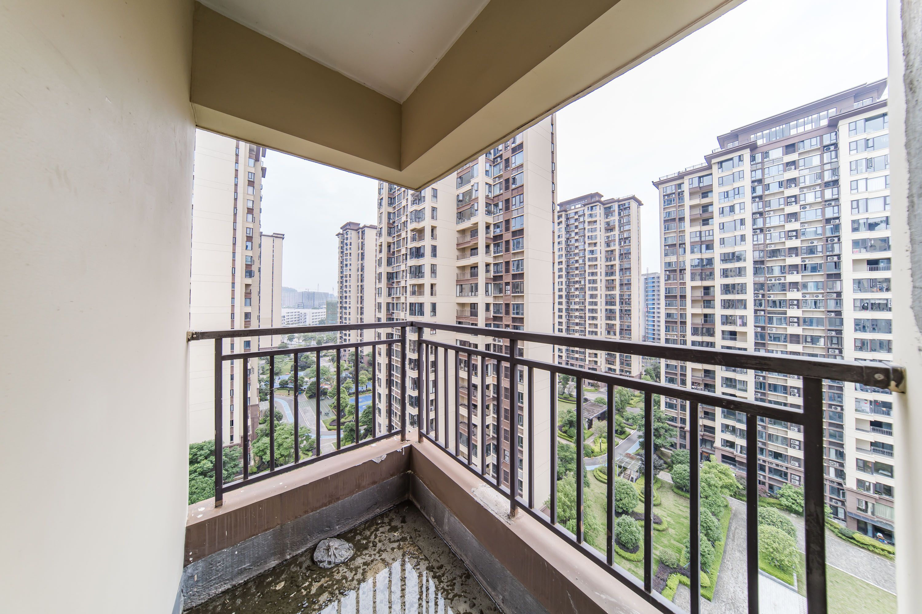 蓝光雍锦半岛  4室2厅2卫    128.0万阳台