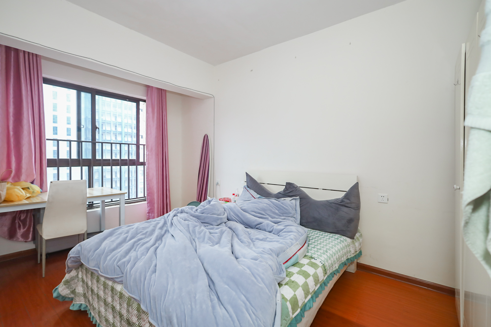 绿地中央广场  3室2厅1卫    110.0万 绿地中央广场  3室2厅1卫    110.0万卧室