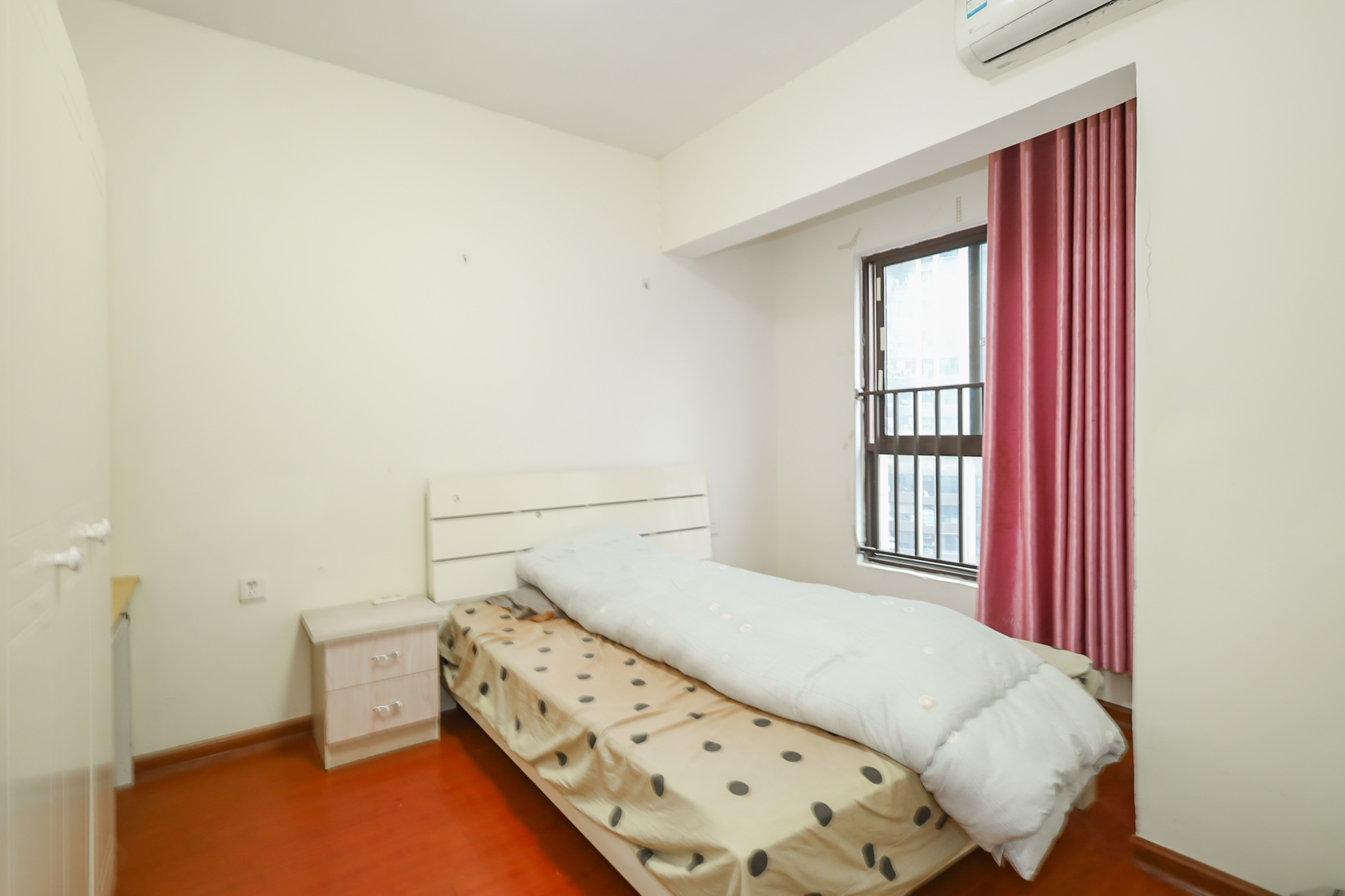 绿地中央广场  3室2厅1卫    110.0万 绿地中央广场  3室2厅1卫    110.0万卧室