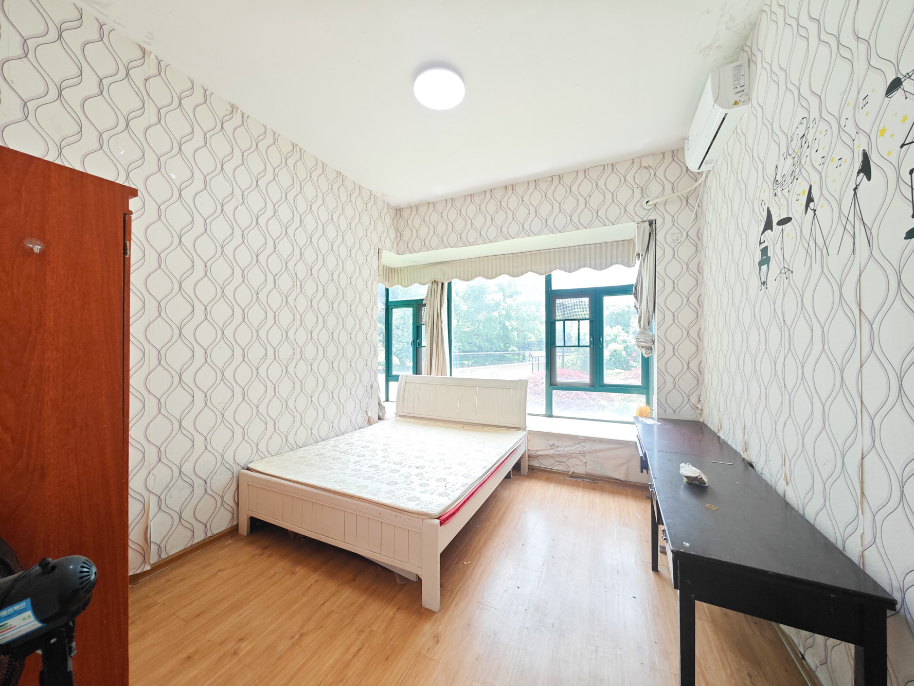 恒大城  3室2厅1卫    95.0万 恒大城  3室2厅1卫    95.0万卧室