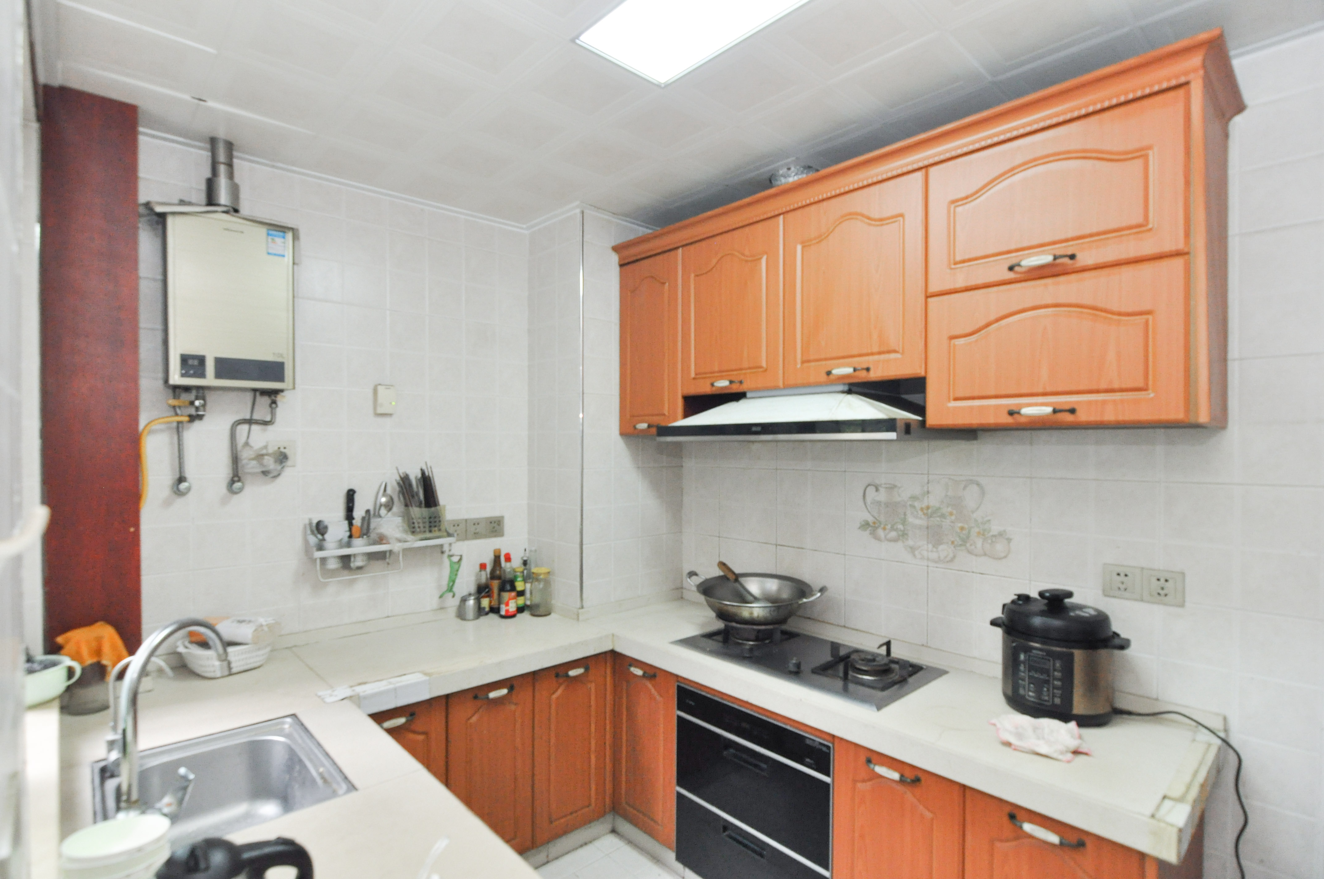 沁园春御院  4室2厅2卫    190.0万 沁园春御院  4室2厅2卫    190.0万厨房