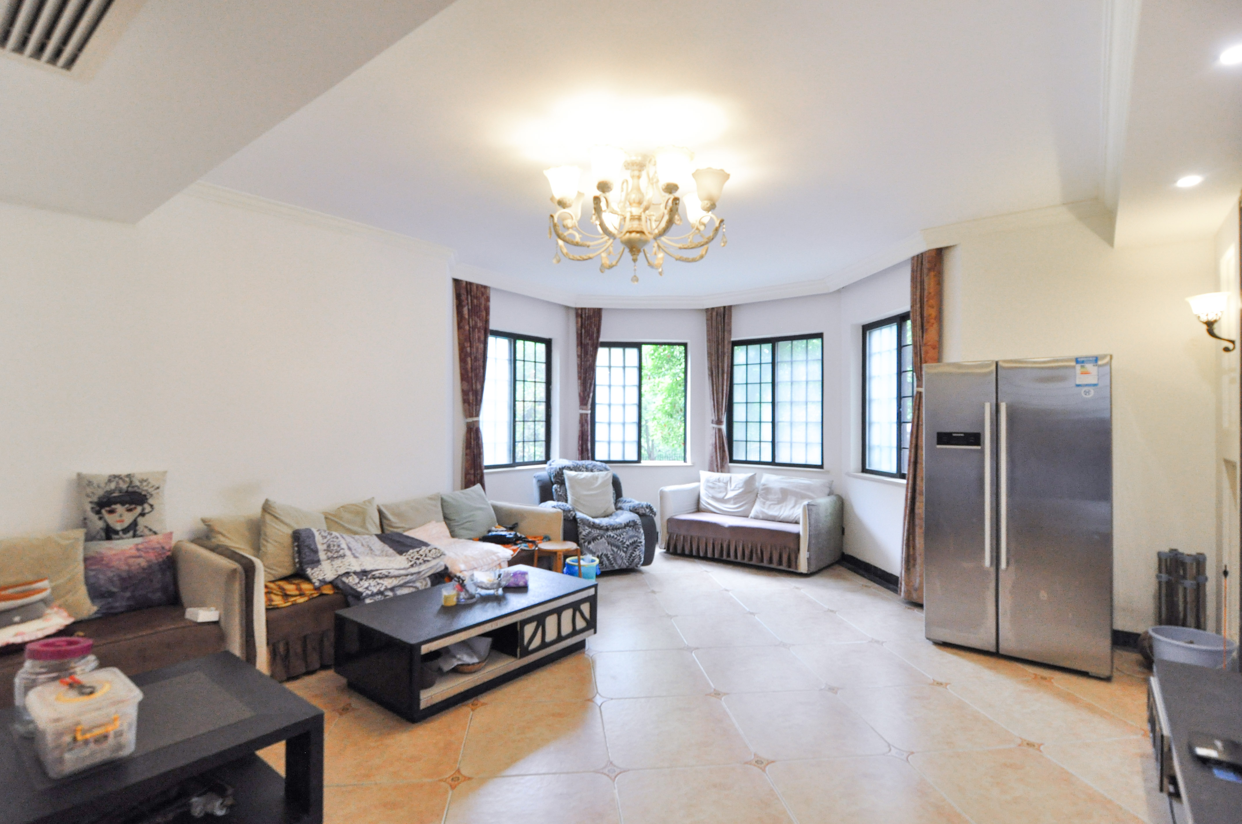 沁园春御院  4室2厅2卫    190.0万 沁园春御院  4室2厅2卫    190.0万客厅