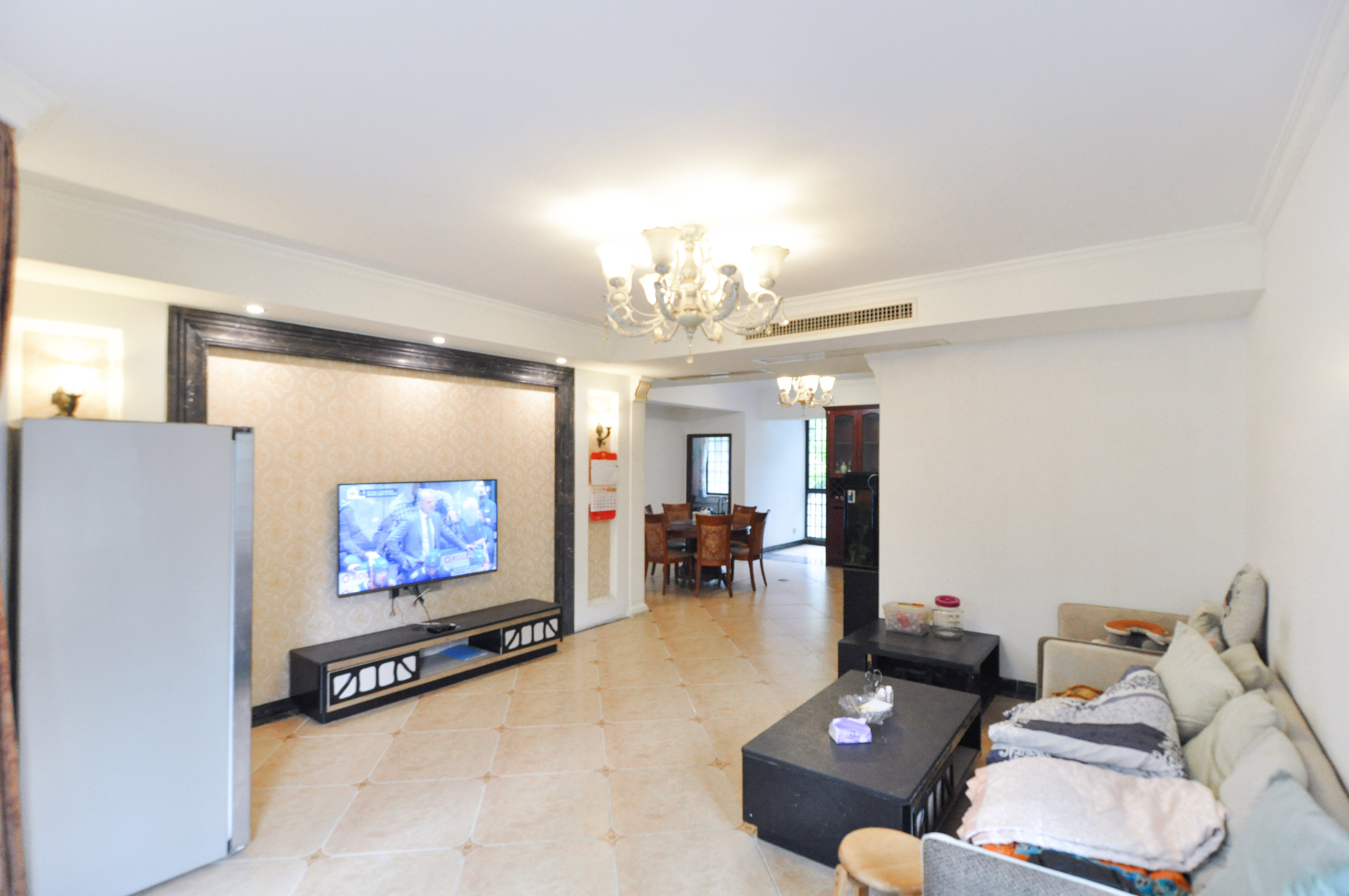 沁园春御院  4室2厅2卫    190.0万 沁园春御院  4室2厅2卫    190.0万客厅