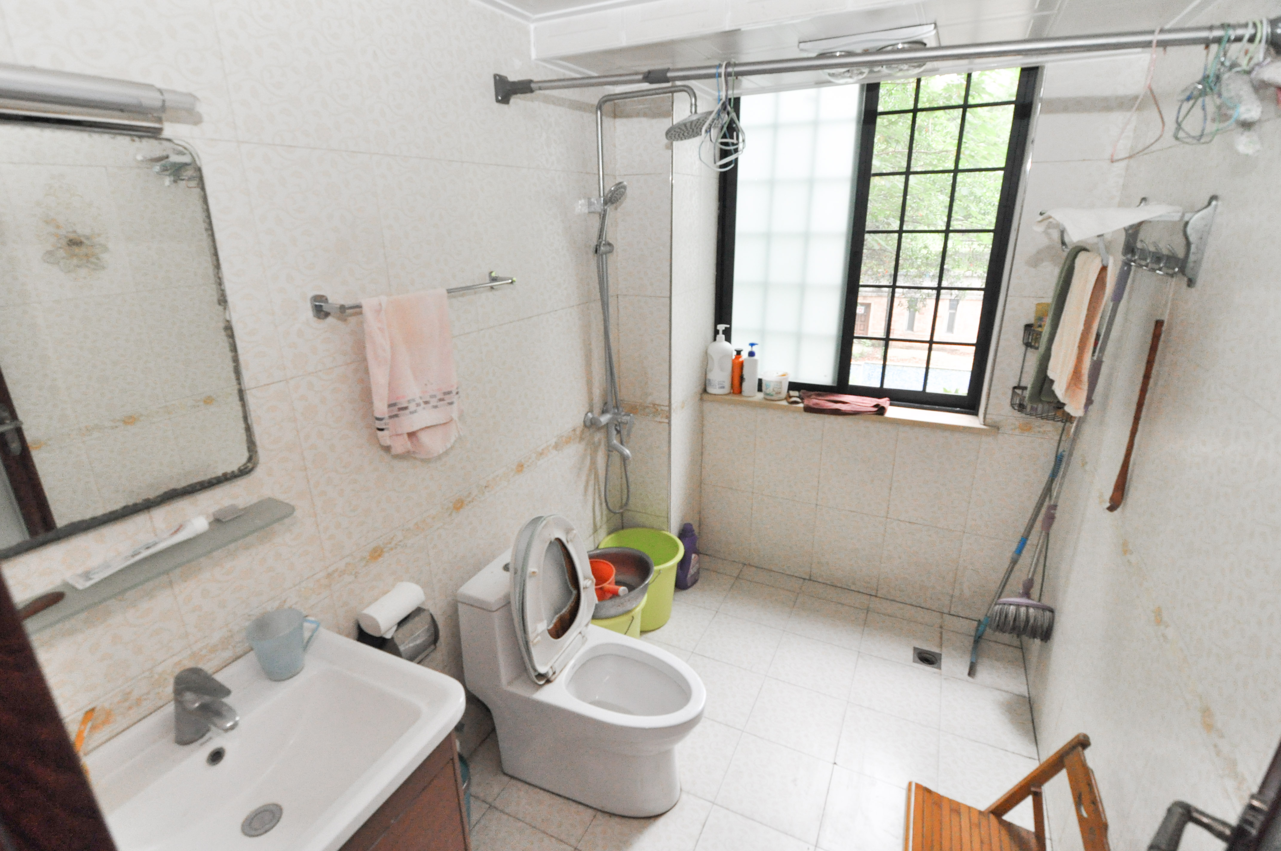 沁园春御院  4室2厅2卫    190.0万 沁园春御院  4室2厅2卫    190.0万卫生间