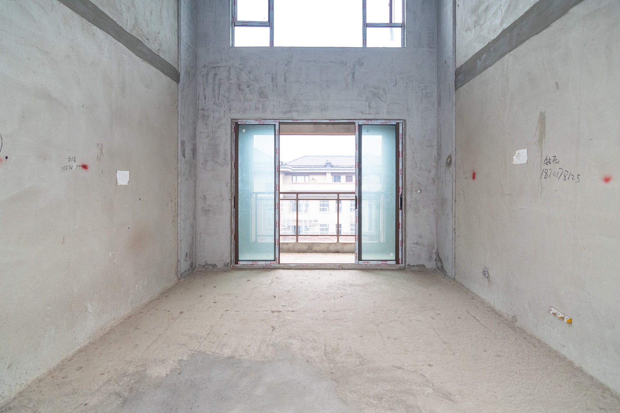 大汉汉园  6室3厅2卫    160.0万 大汉汉园  6室3厅2卫    160.0万客厅