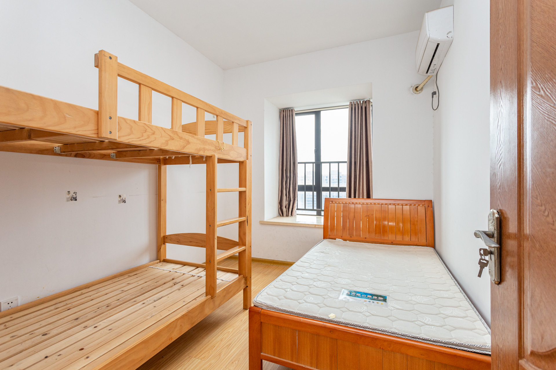 名家翡翠花园 3室2厅2卫 85.0万 名家翡翠花园 3室2厅2卫 85.0万卧室