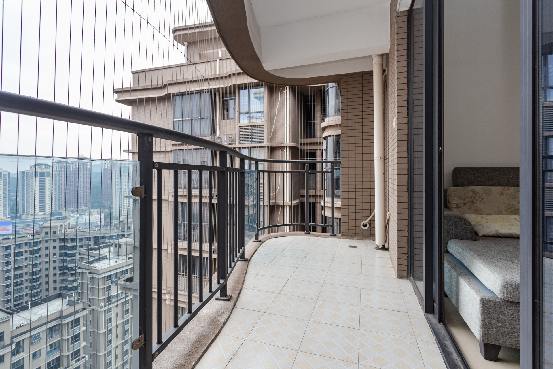 名家翡翠花园 3室2厅2卫 85.0万 名家翡翠花园 3室2厅2卫 85.0万阳台