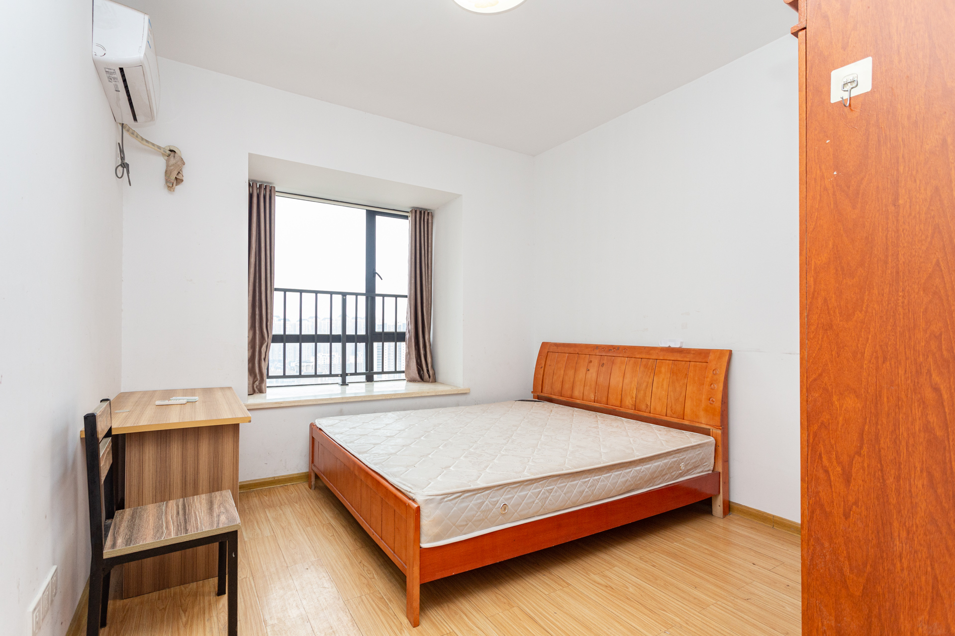 名家翡翠花园 3室2厅2卫 85.0万 名家翡翠花园 3室2厅2卫 85.0万卧室