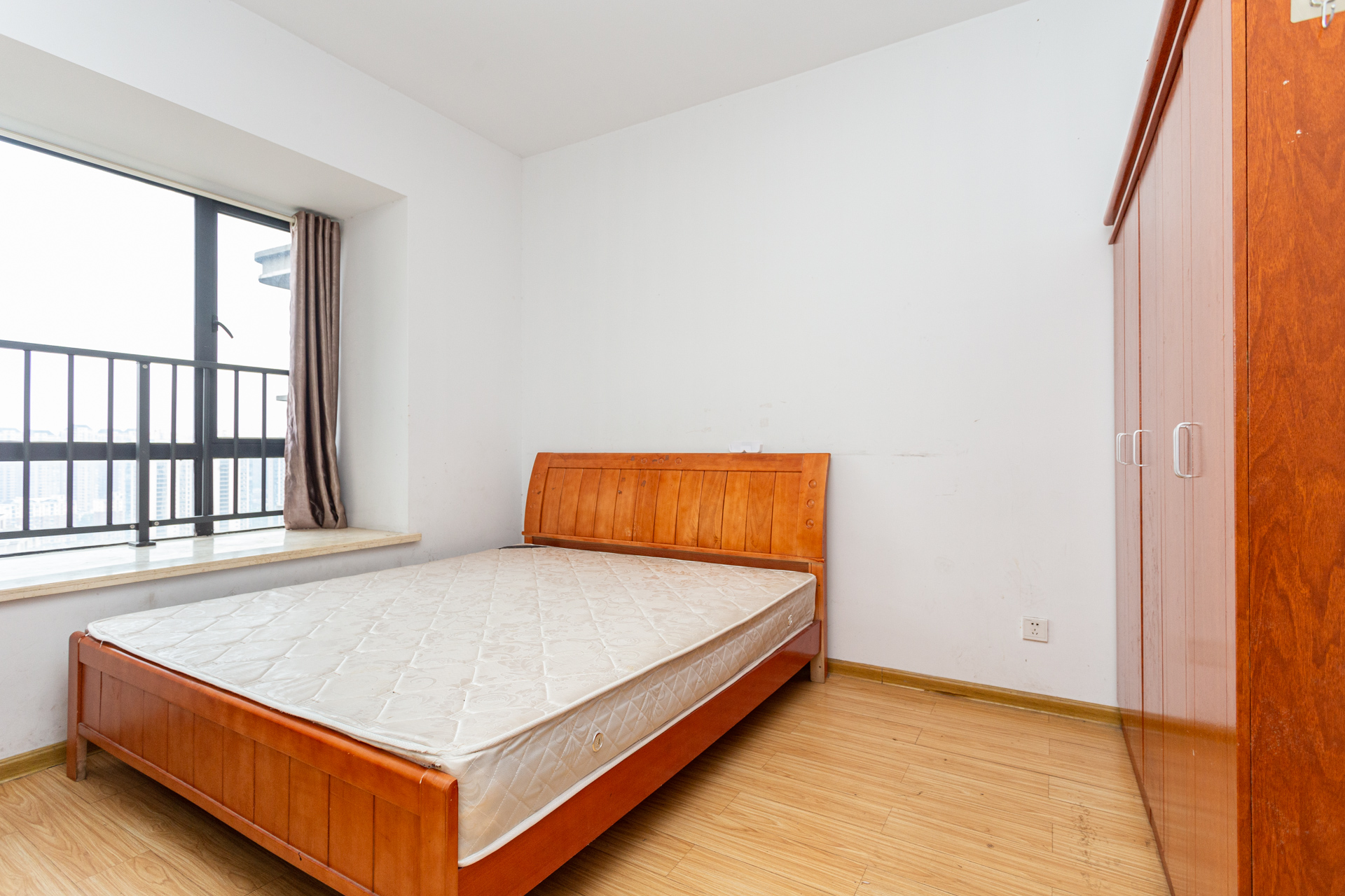 名家翡翠花园 3室2厅2卫 85.0万 名家翡翠花园 3室2厅2卫 85.0万卧室