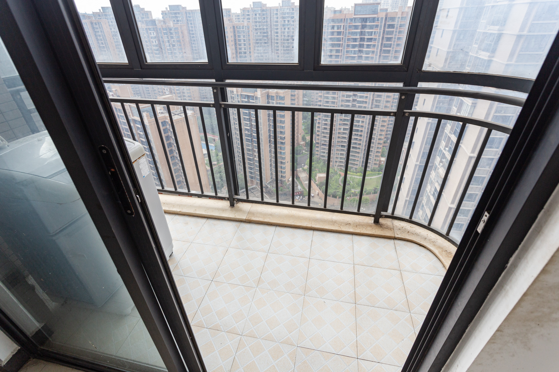 名家翡翠花园 3室2厅2卫 85.0万 名家翡翠花园 3室2厅2卫 85.0万阳台