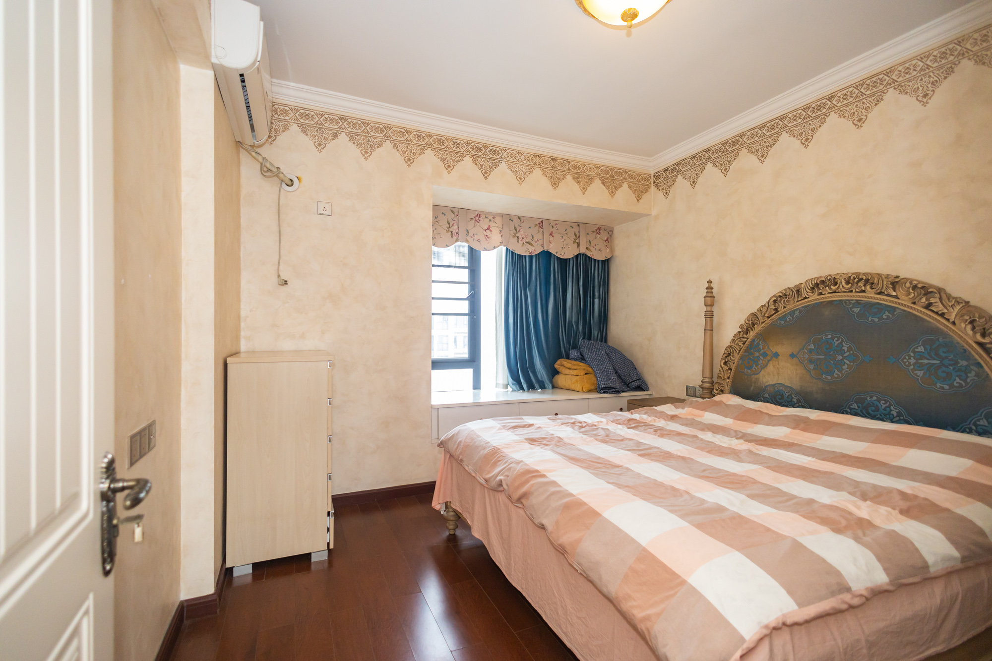 蓝山郡  3室2厅1卫    99.8万卧室